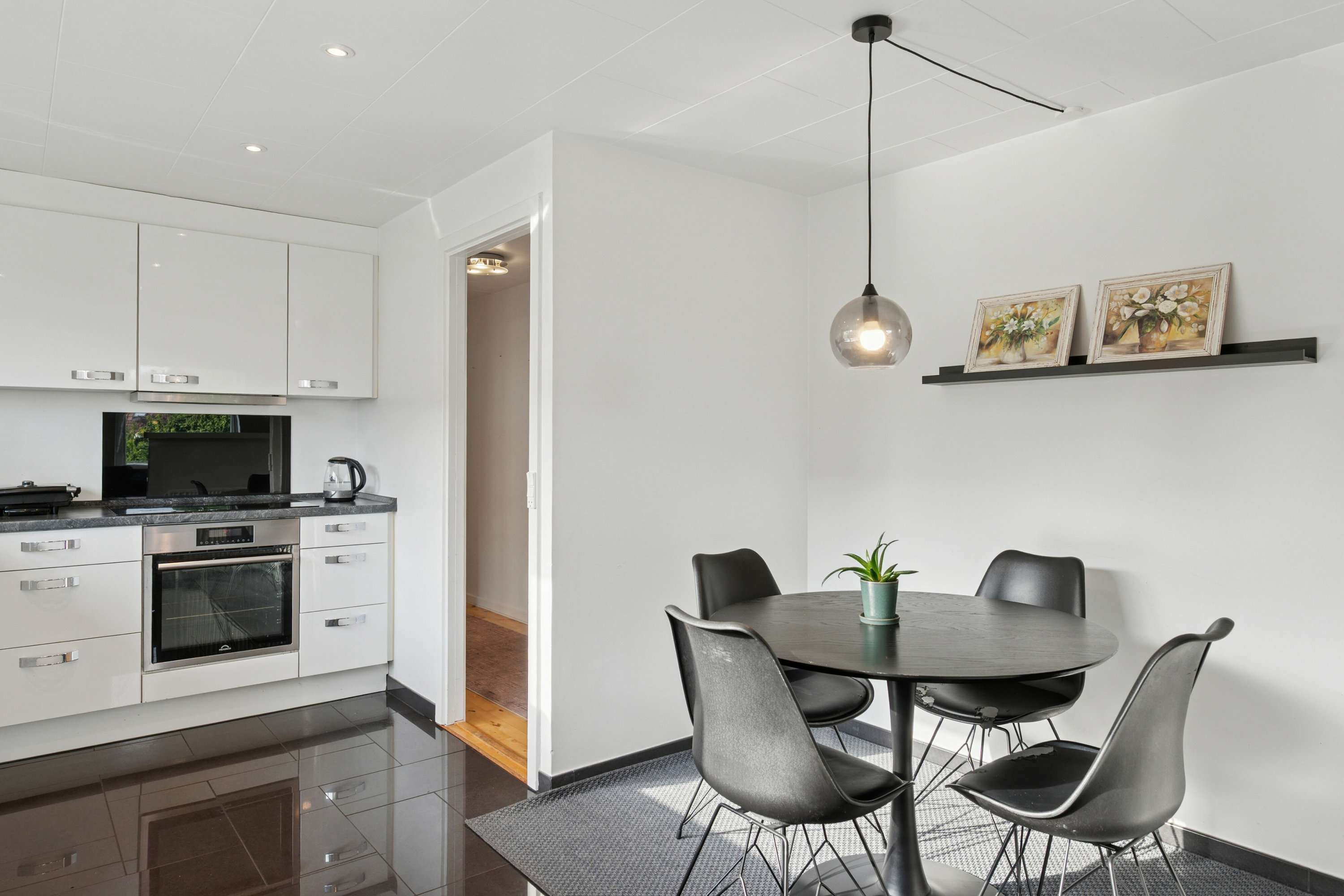 Fremhævet køkken billede i fuldskærmstilstand. Billede af Tværskovvej 10, 2650 Hvidovre