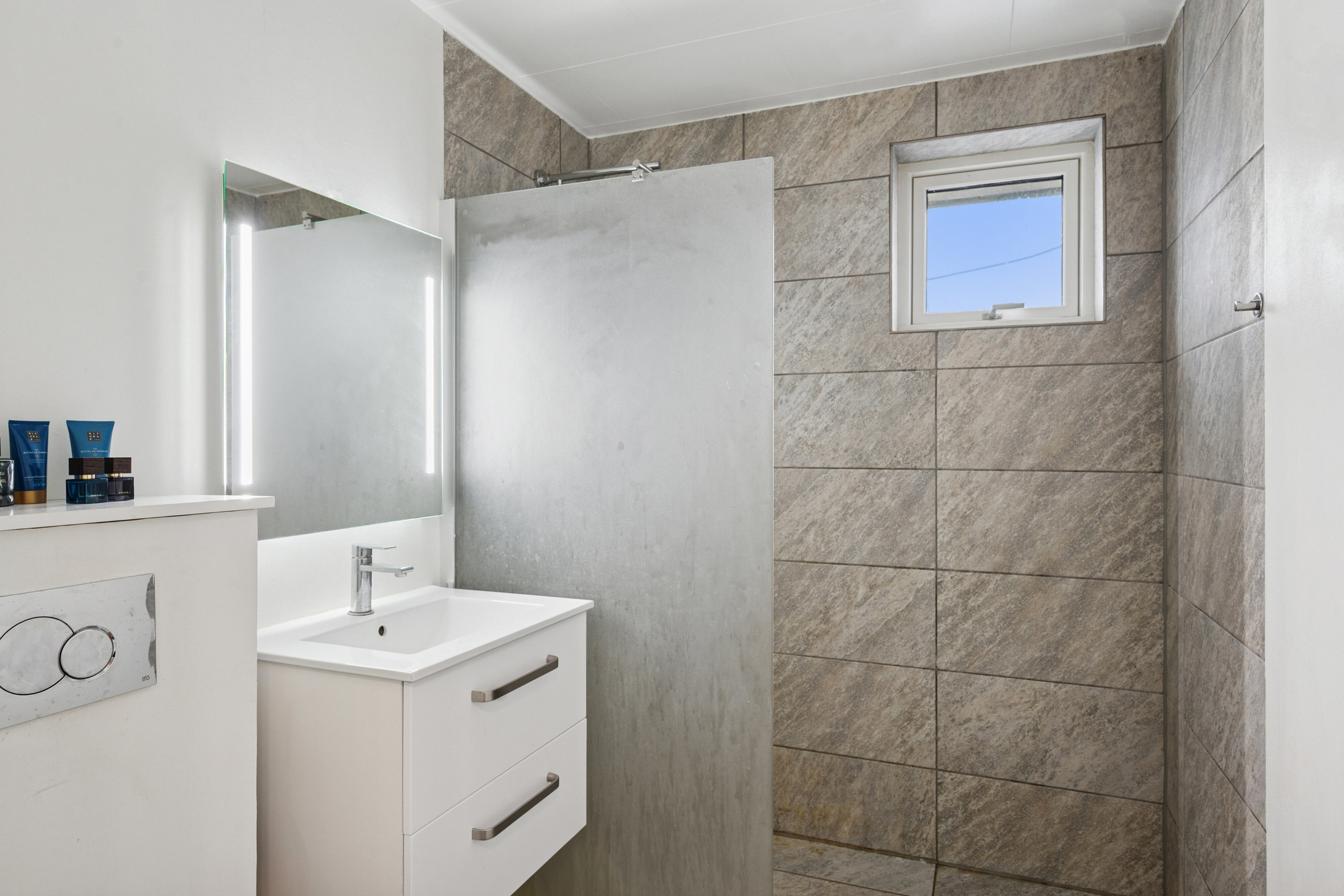 Fremhævet badeværelse billede i fuldskærmstilstand. Billede af Tværskovvej 10, 2650 Hvidovre