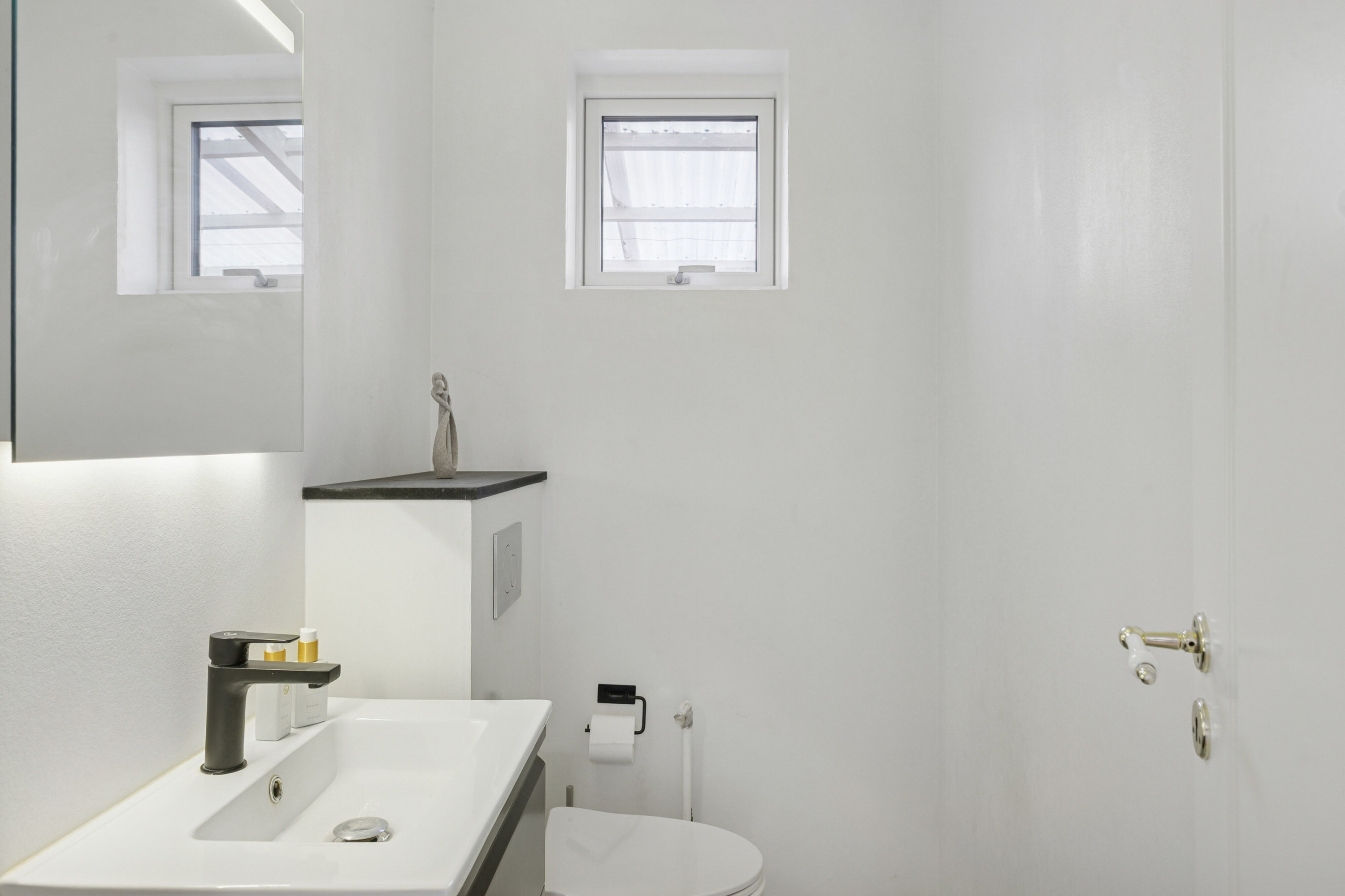 Fremhævet toilet billede i fuldskærmstilstand. Billede af Tværskovvej 10, 2650 Hvidovre