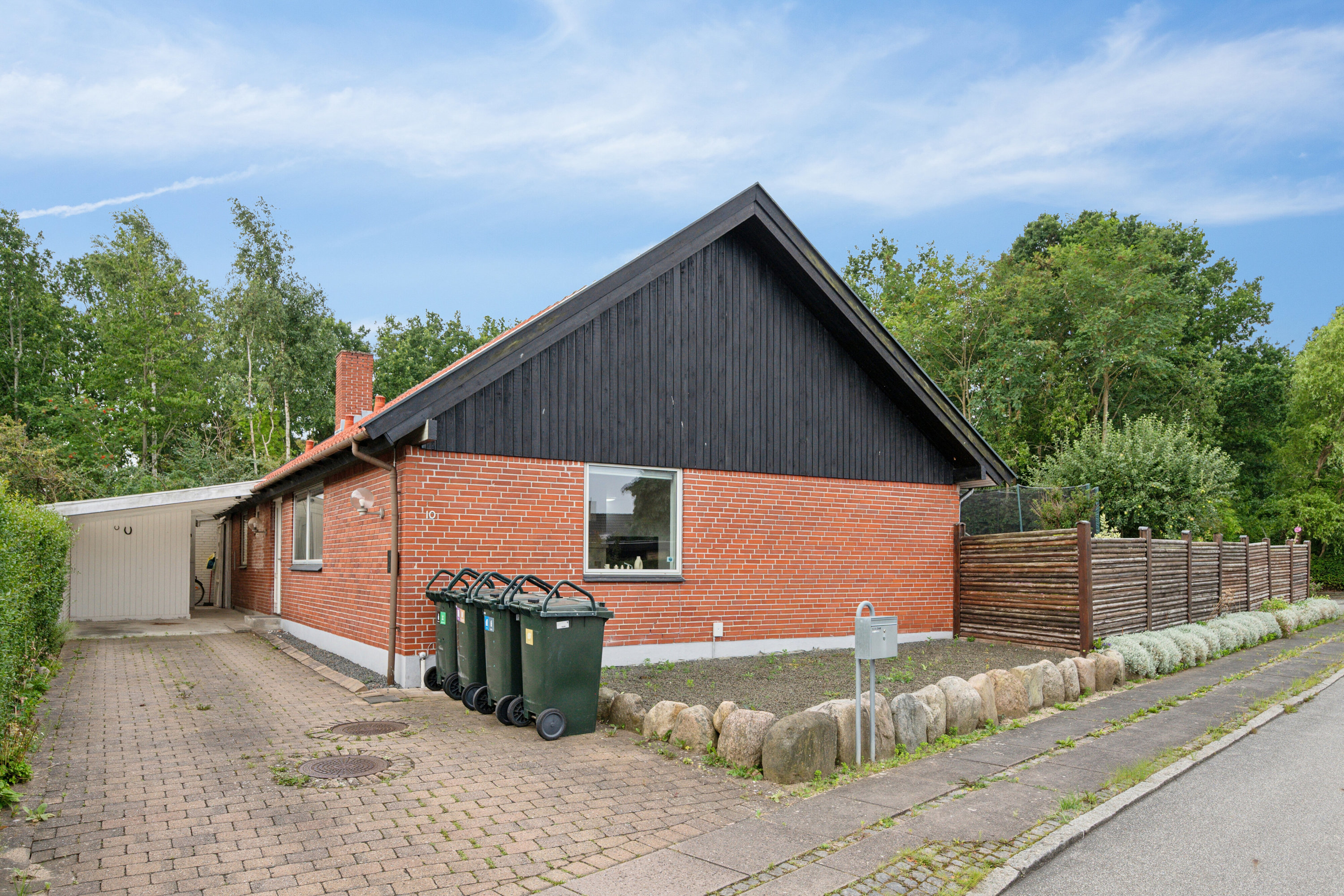 Fremhævet set fra vejen billede i fuldskærmstilstand. Billede af Tværskovvej 10, 2650 Hvidovre