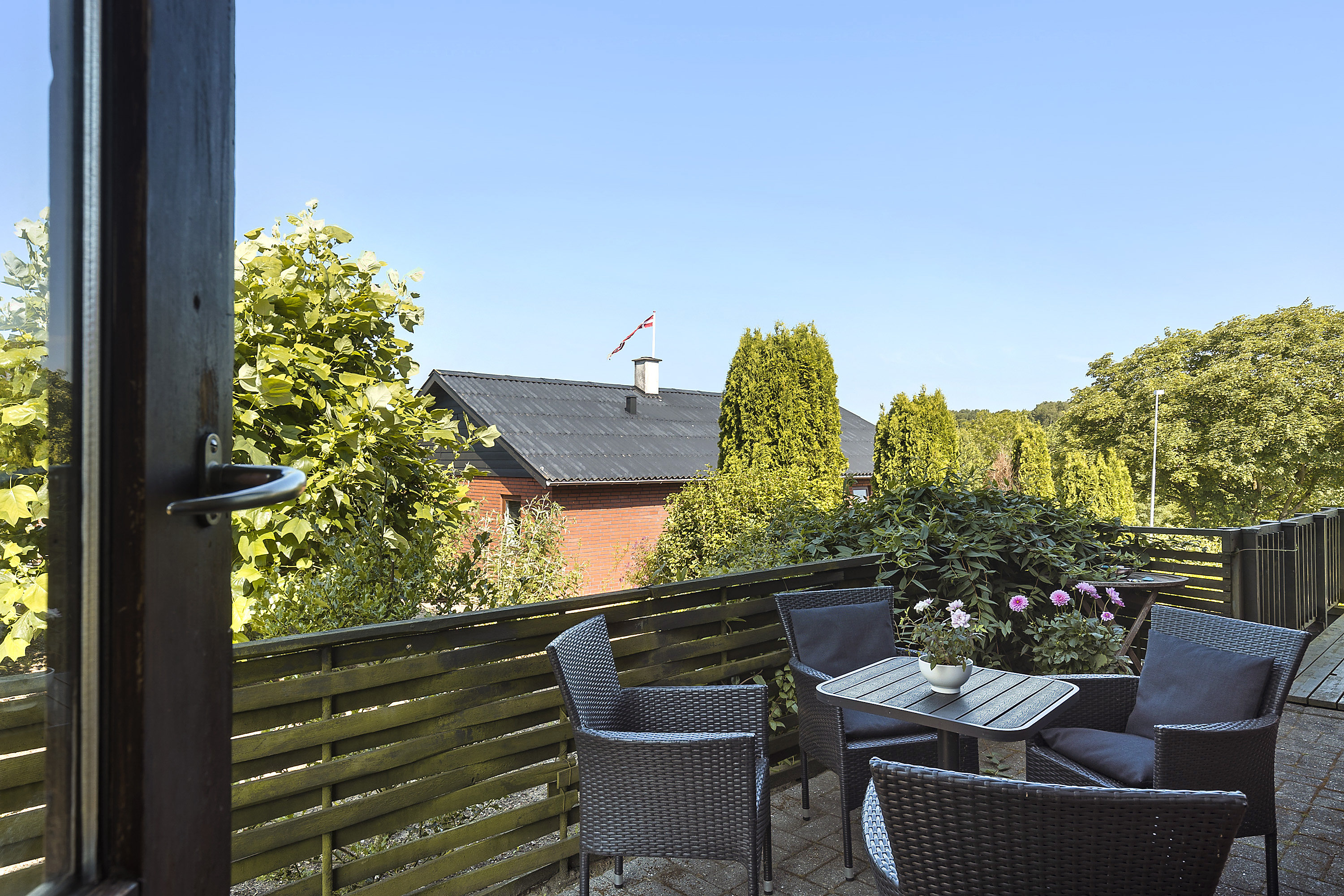 Fremhævet terrasse billede i fuldskærmstilstand. Billede af Glenstrup Søvej 8, Holmgård, 8990 Fårup