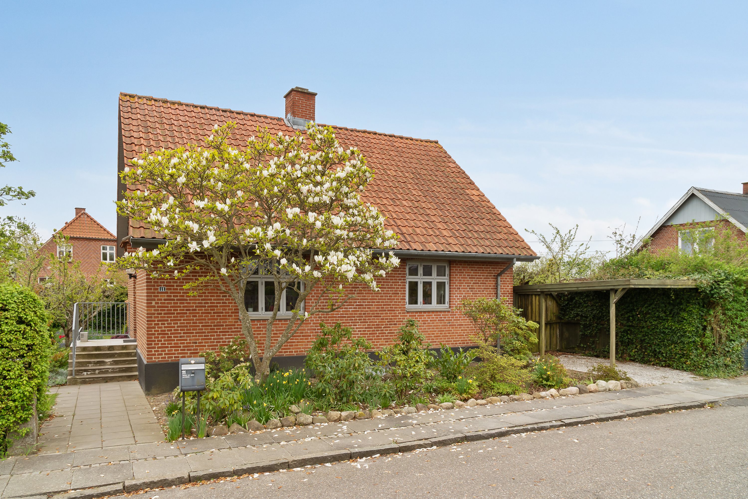 Miniaturebillede 1: set fra vejen. Billede af Gartnervænget 11, 8310 Tranbjerg J