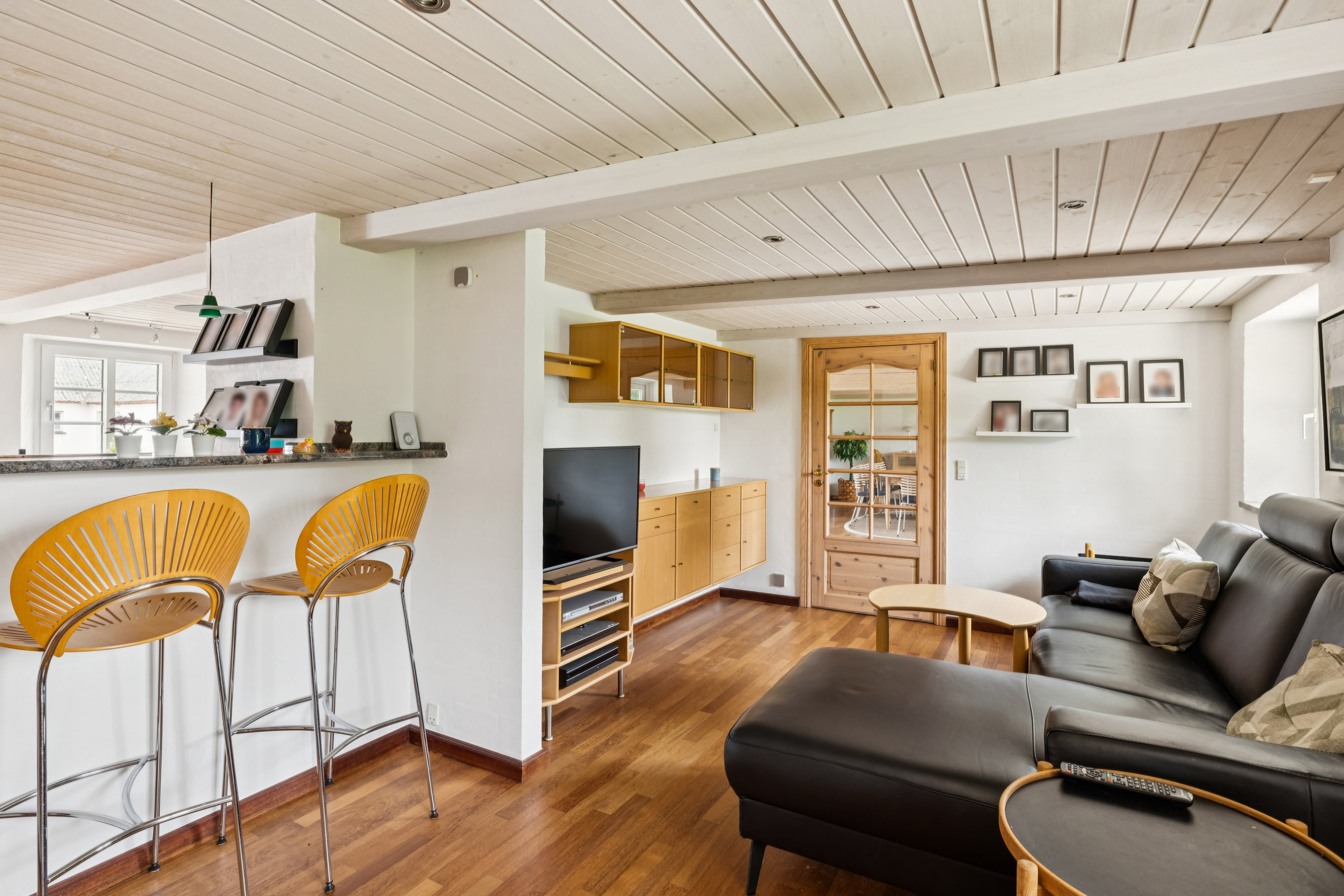 Fremhævet stue billede i fuldskærmstilstand. Billede af Karlby Strandvej 21, 8500 Grenaa