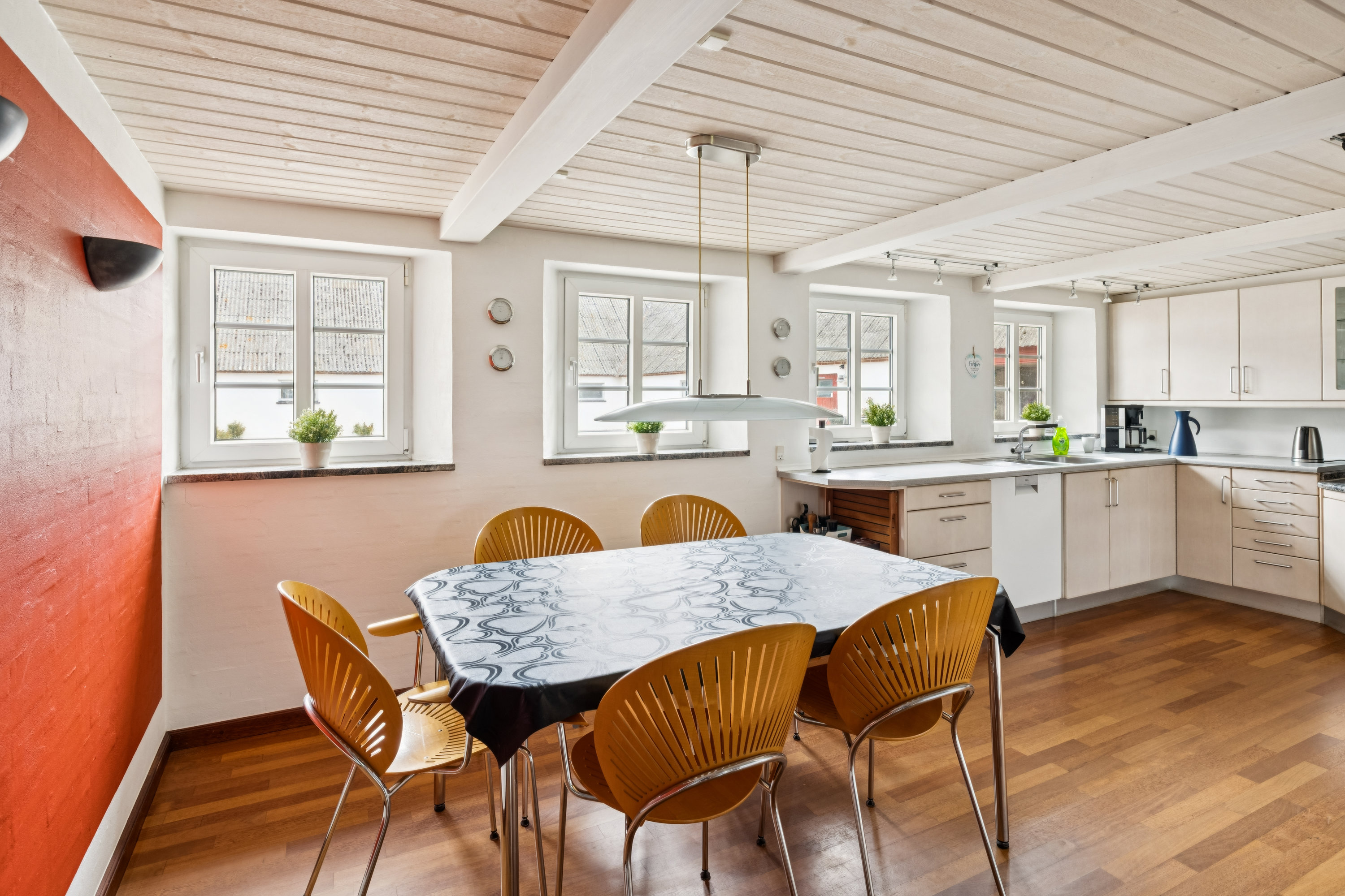 Fremhævet stue billede i fuldskærmstilstand. Billede af Karlby Strandvej 21, 8500 Grenaa