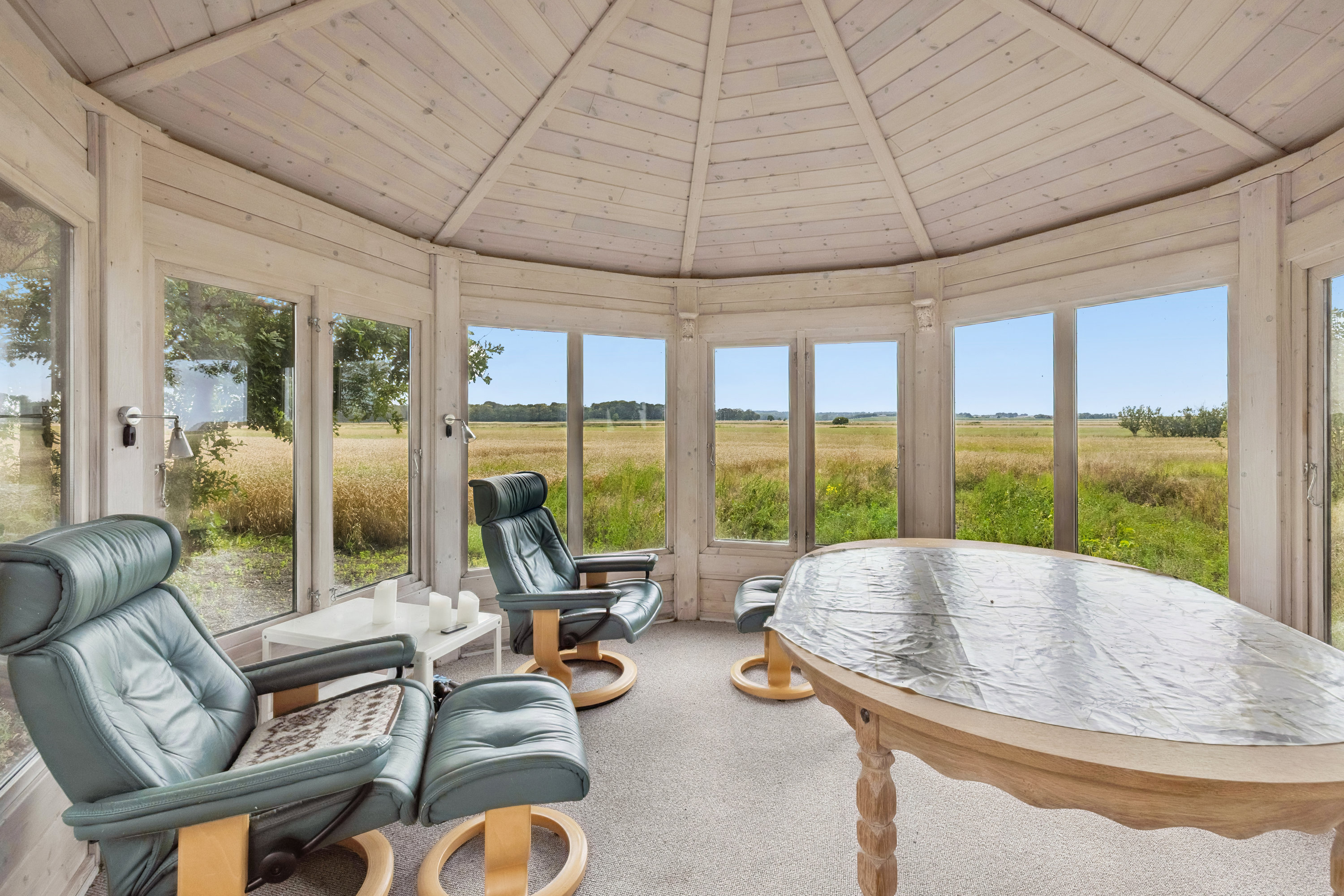 Fremhævet udestue billede i fuldskærmstilstand. Billede af Karlby Strandvej 21, 8500 Grenaa