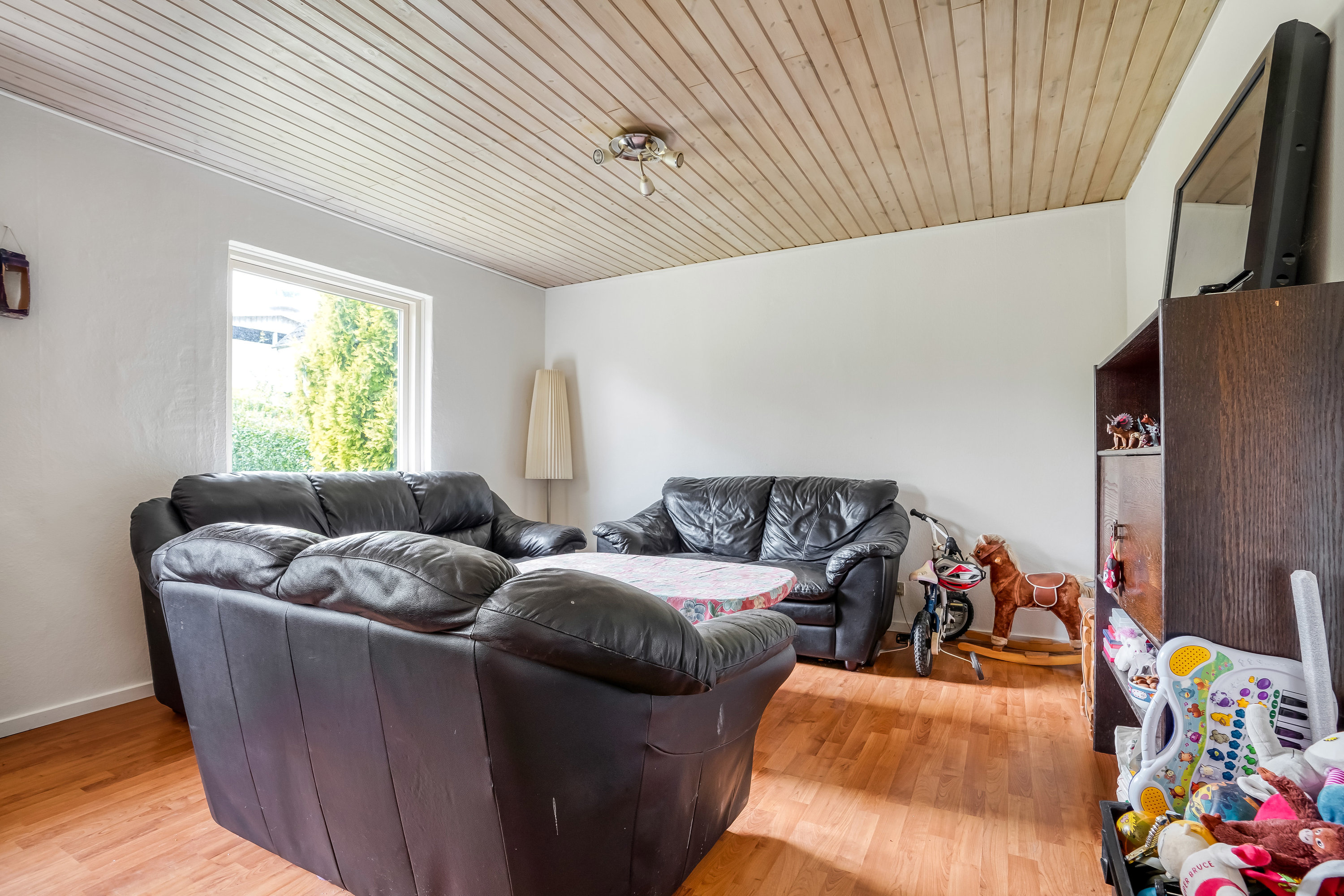 Fremhævet stue billede i fuldskærmstilstand. Billede af Svanevej 13, 5492 Vissenbjerg