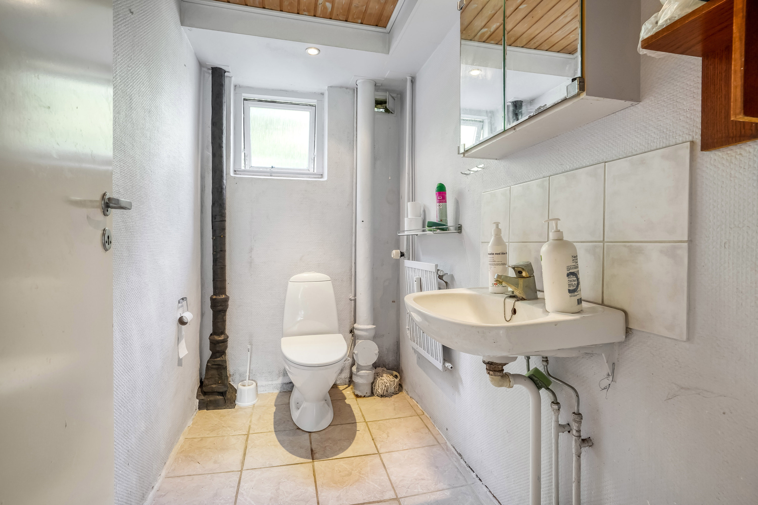 Fremhævet toilet billede i fuldskærmstilstand. Billede af Svanevej 13, 5492 Vissenbjerg