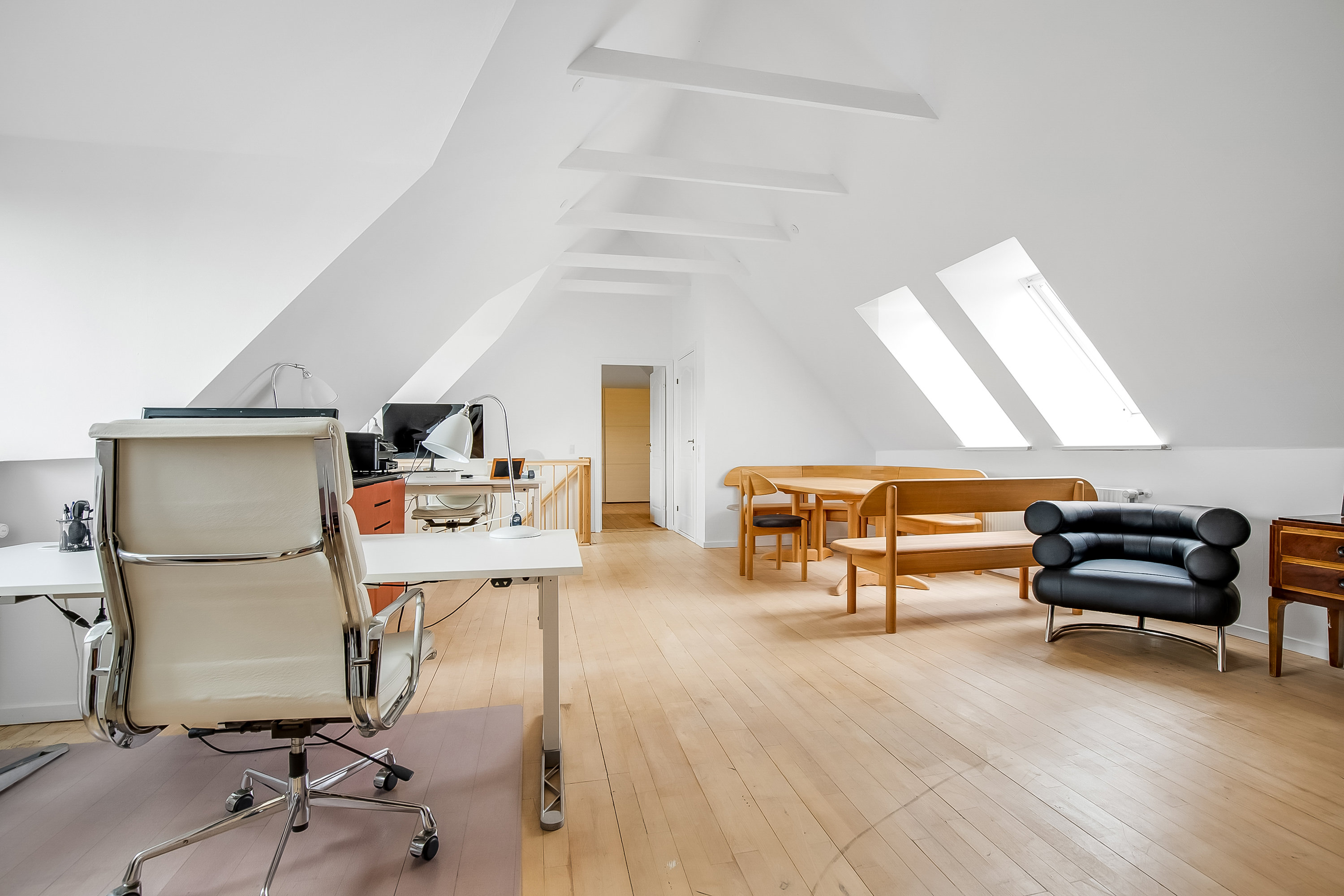 Fremhævet kontor billede i fuldskærmstilstand. Billede af Agtrup Midtskovvej 115, Agtrup, 6091 Bjert