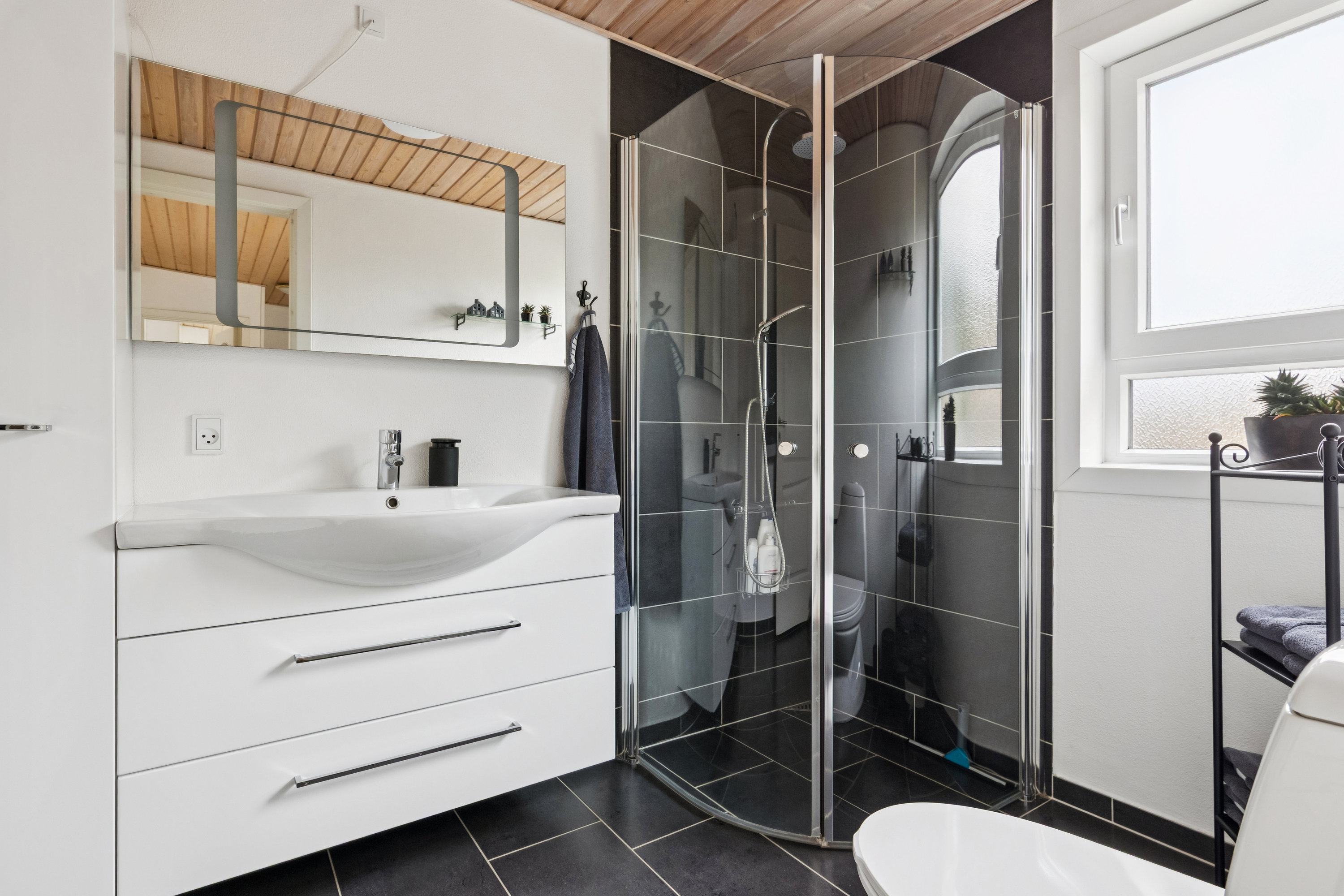 Fremhævet badeværelse billede i fuldskærmstilstand. Billede af Hovangsvej 43, 9500 Hobro