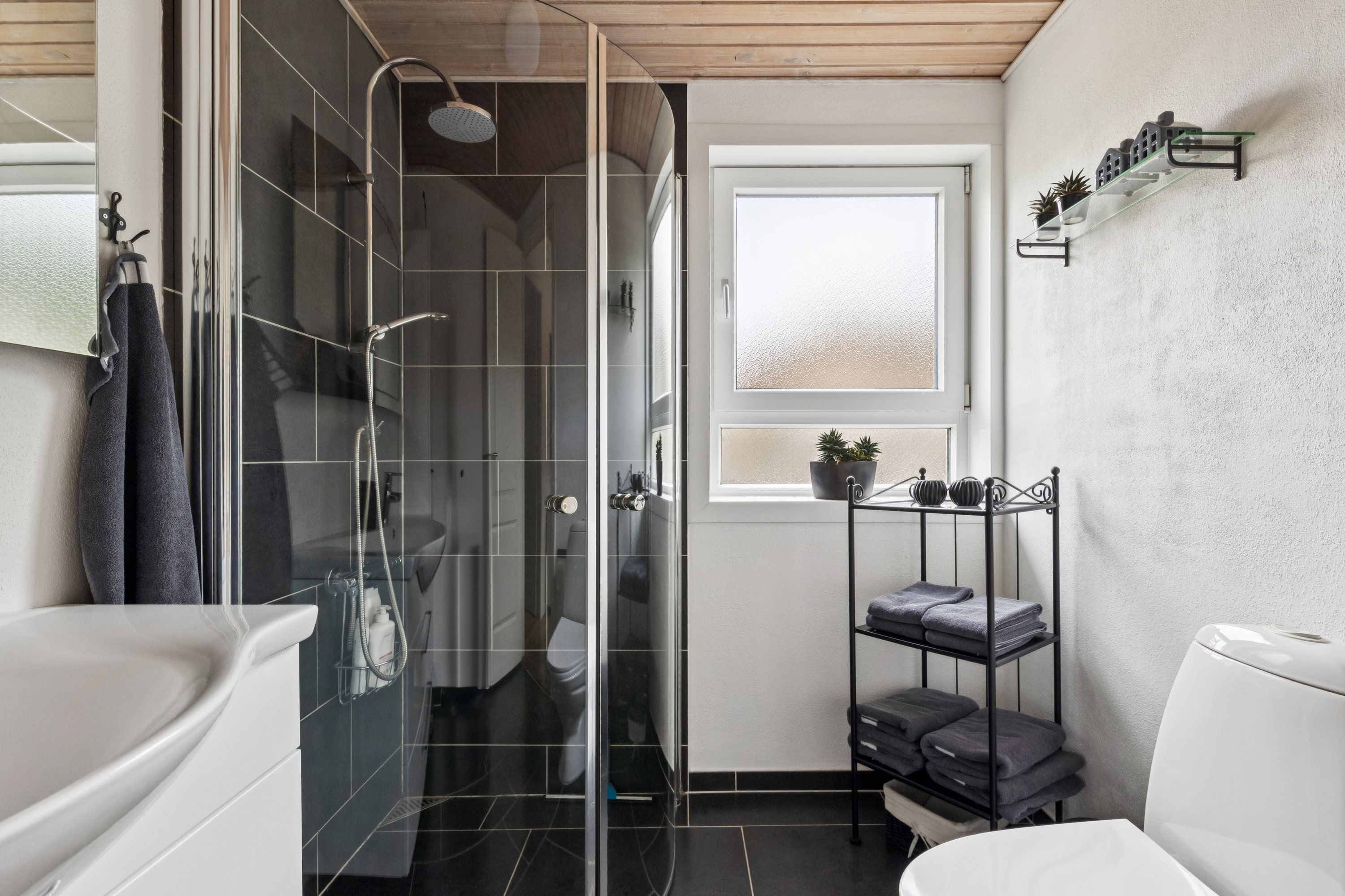 Fremhævet badeværelse billede i fuldskærmstilstand. Billede af Hovangsvej 43, 9500 Hobro