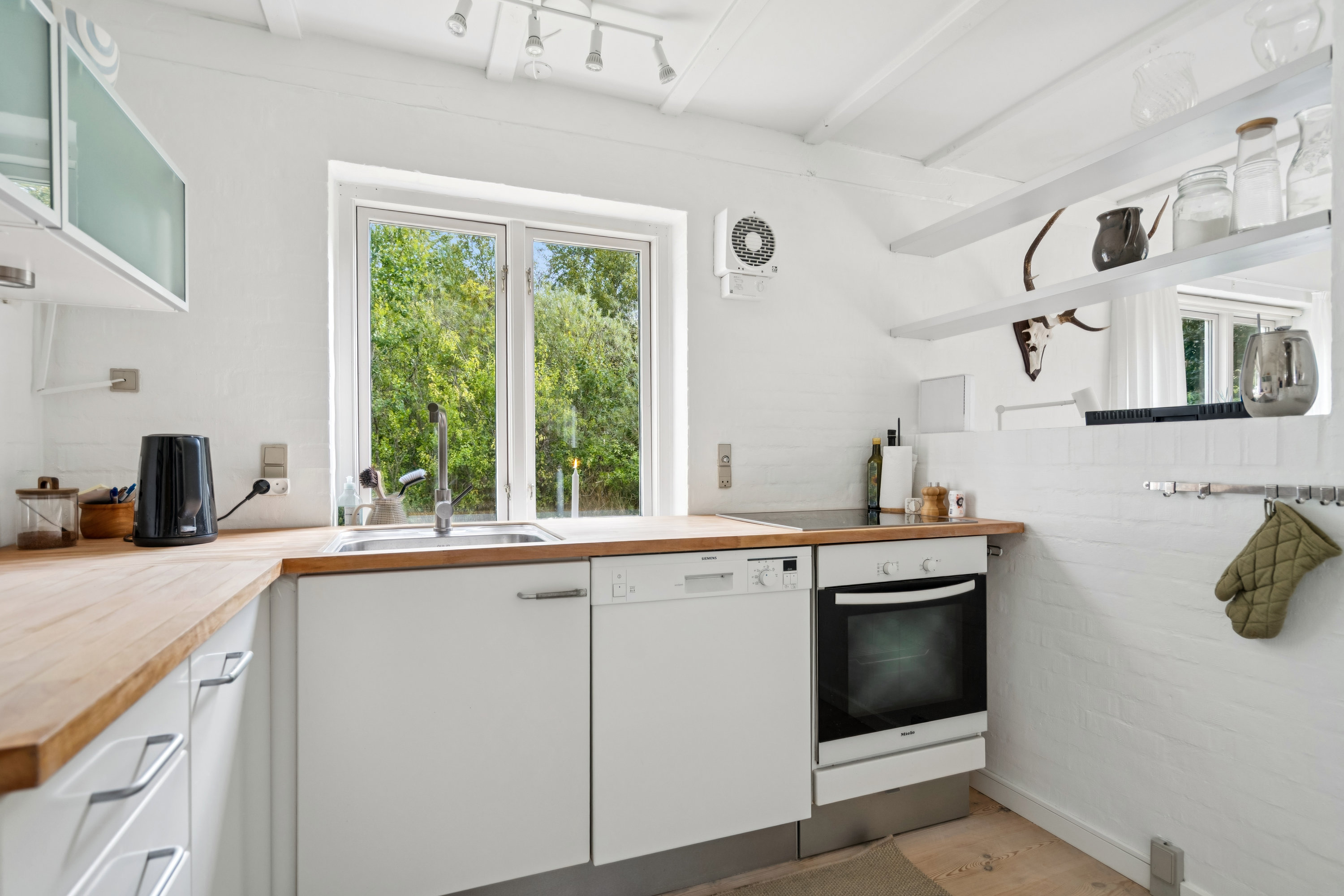 Fremhævet køkken billede i fuldskærmstilstand. Billede af Mosevej 4, Tversted, 9881 Bindslev