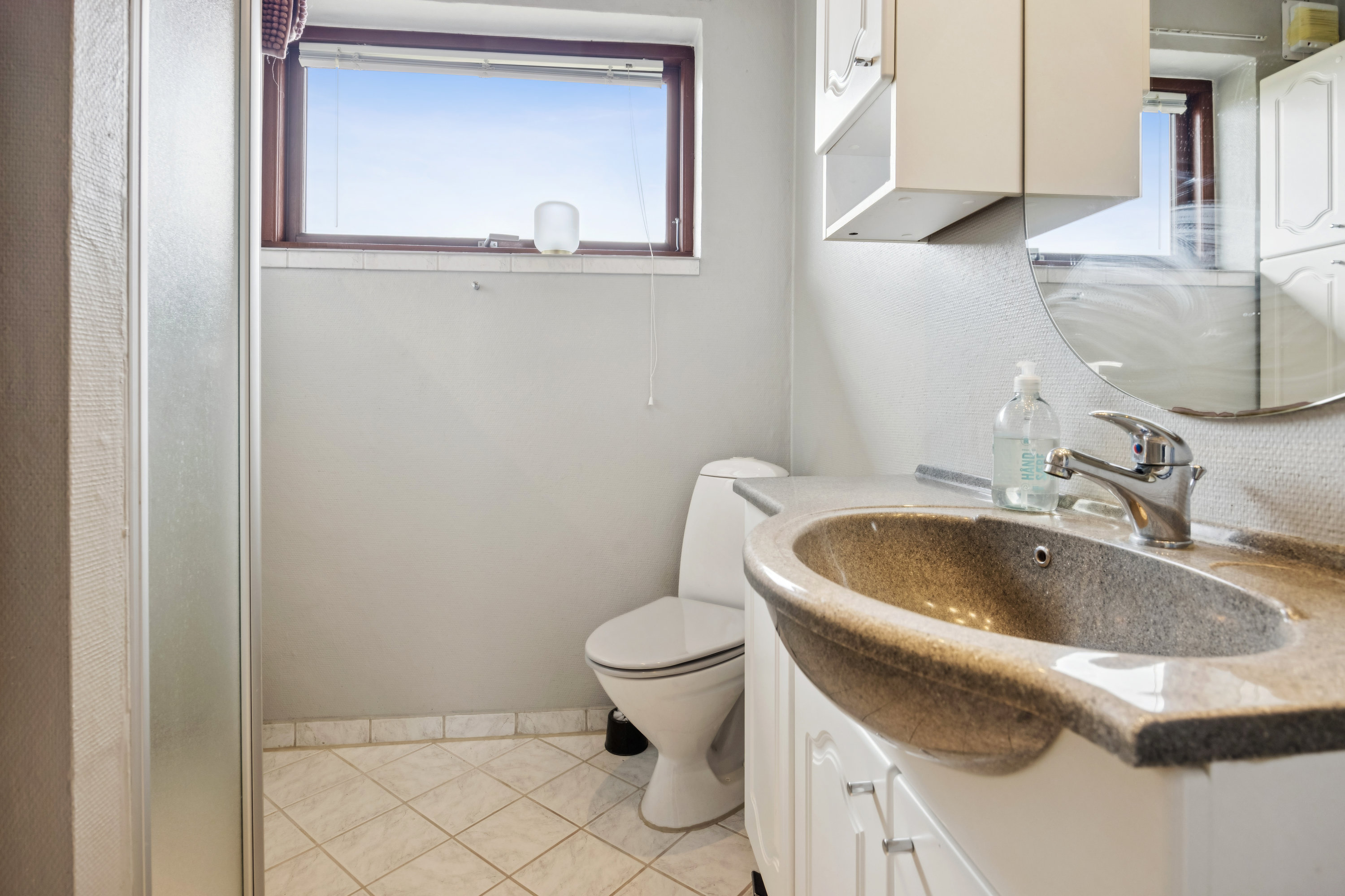 Fremhævet badeværelse billede i fuldskærmstilstand. Billede af Urbakken 1, Øland, 9460 Brovst