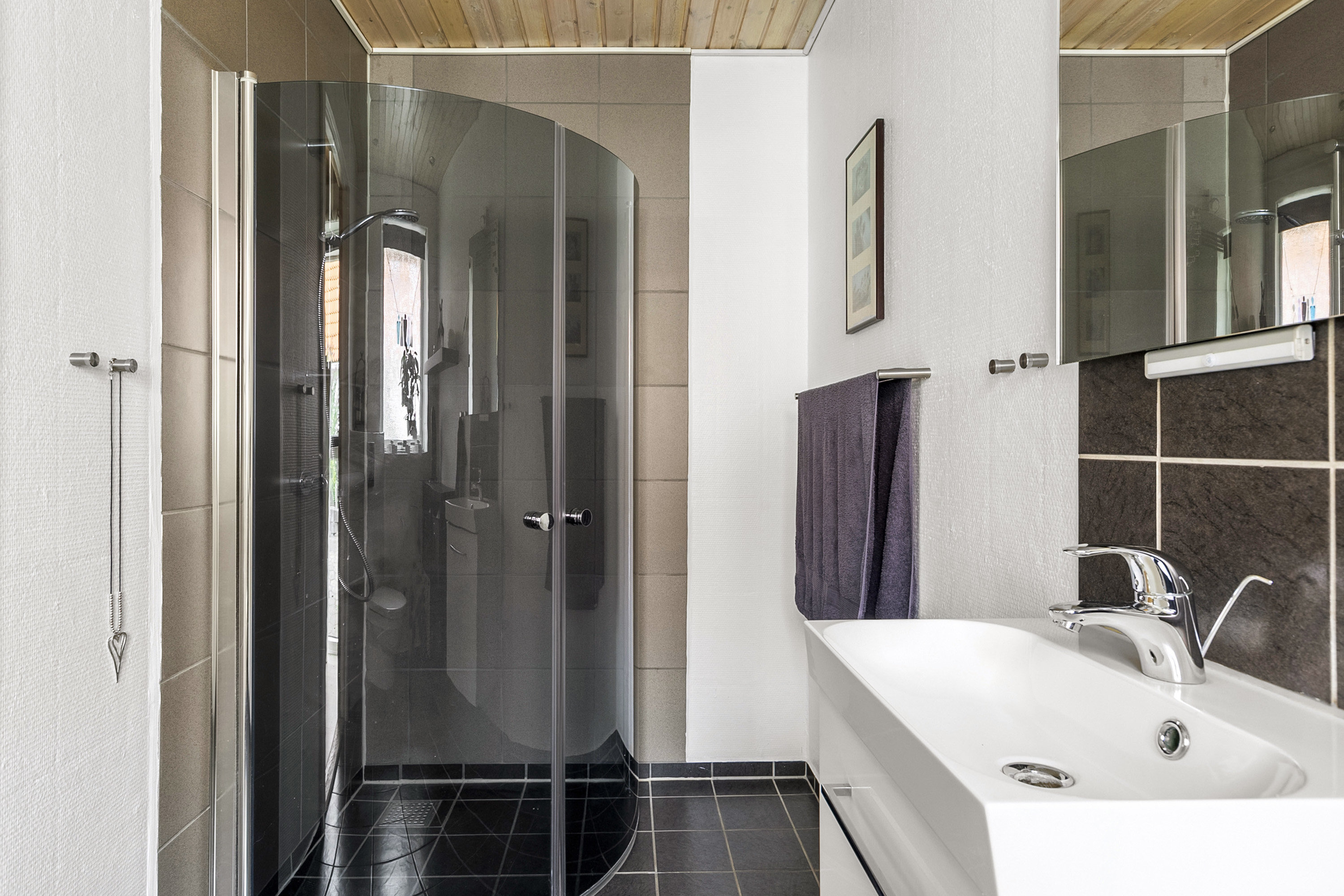 Fremhævet badeværelse billede i fuldskærmstilstand. Billede af Lykkevej 15A, Løjt Kirkeby, 6200 Aabenraa