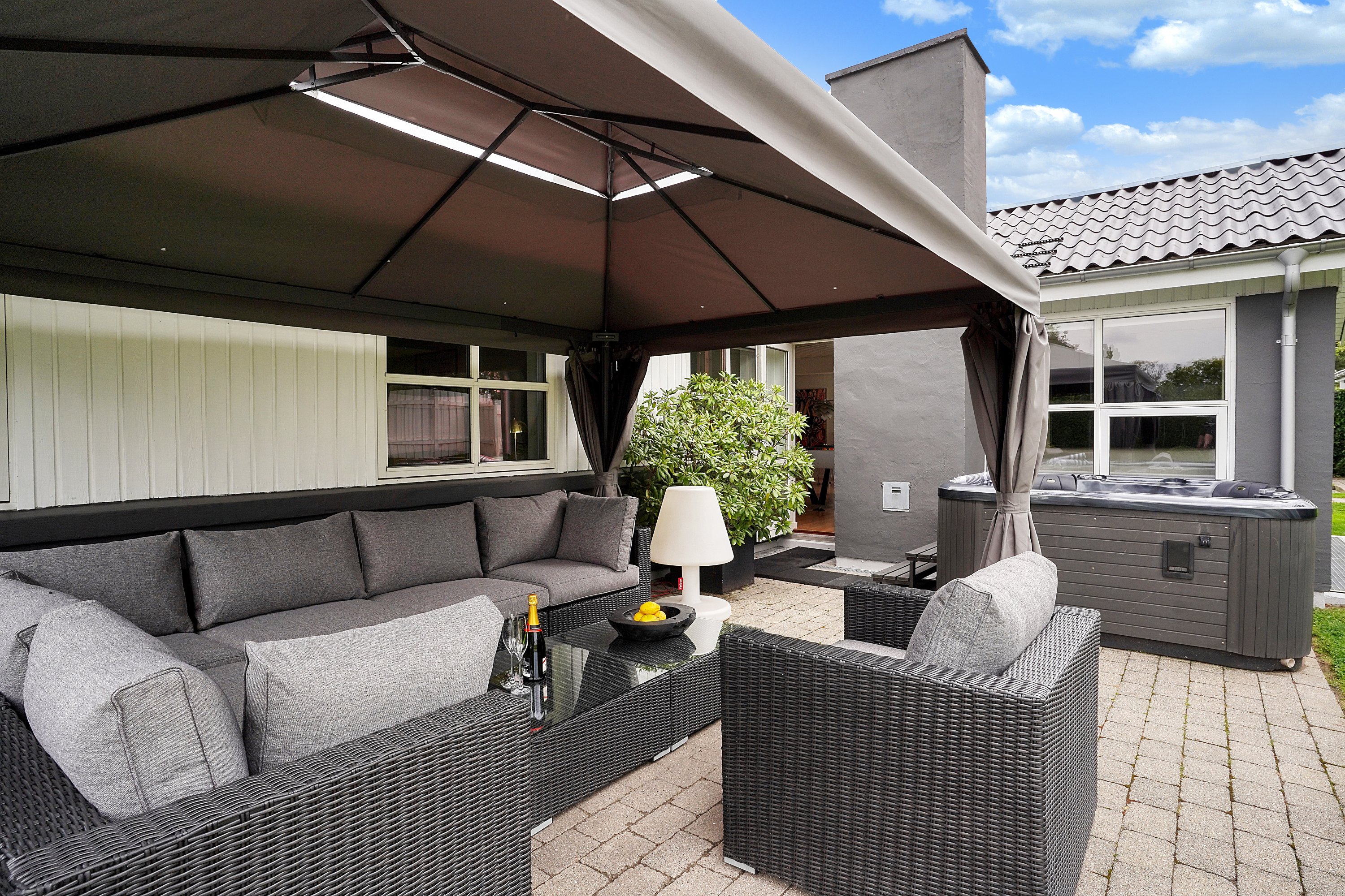 Fremhævet terrasse billede i fuldskærmstilstand. Billede af Sennepsbakken 26, 3100 Hornbæk