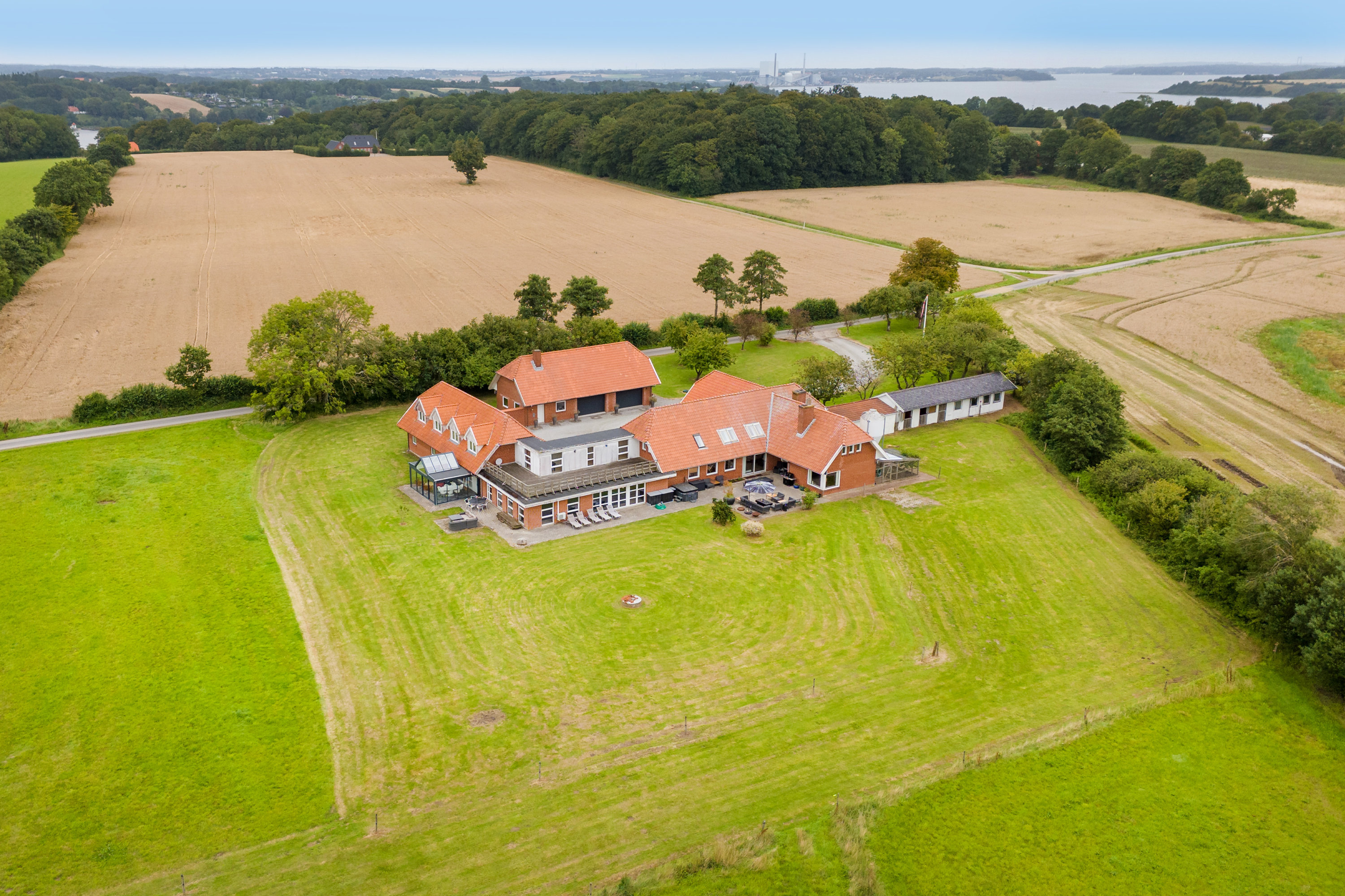 Fremhævet luftfoto billede i fuldskærmstilstand. Billede af Agtrup Midtskovvej 115, Agtrup, 6091 Bjert