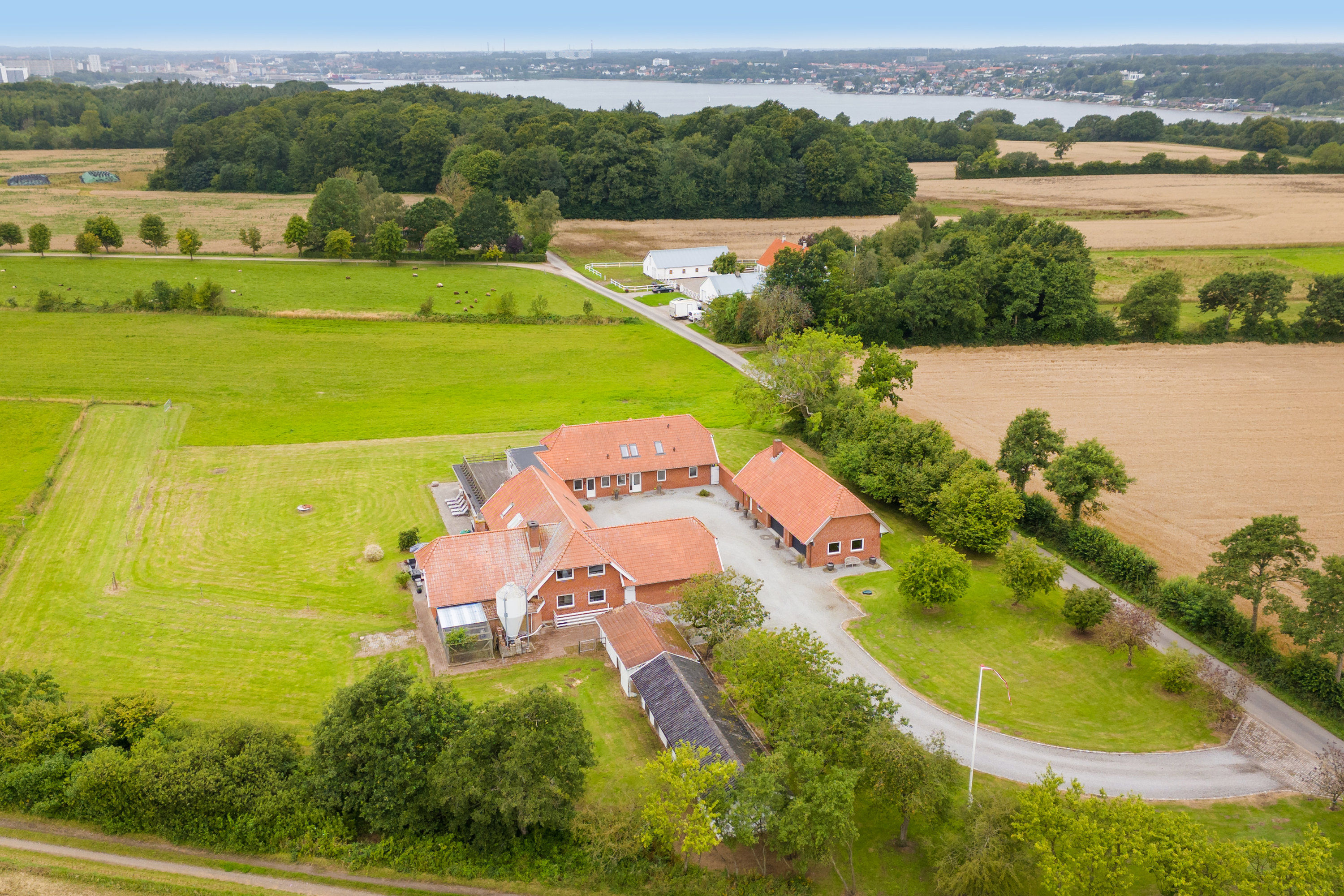 Fremhævet luftfoto billede i fuldskærmstilstand. Billede af Agtrup Midtskovvej 115, Agtrup, 6091 Bjert