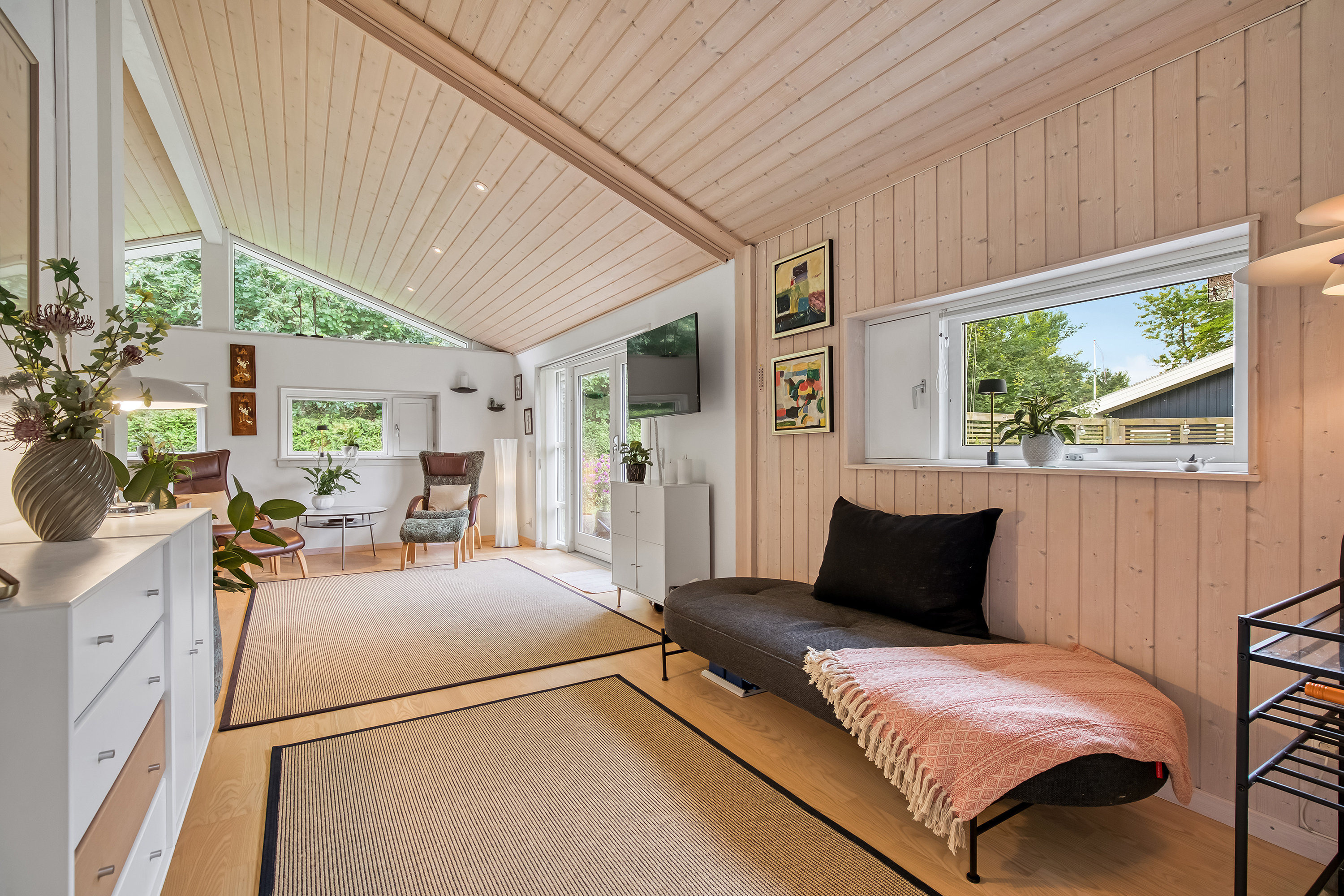 Fremhævet stue billede i fuldskærmstilstand. Billede af Frits Nielsens Vej 15, 3210 Vejby