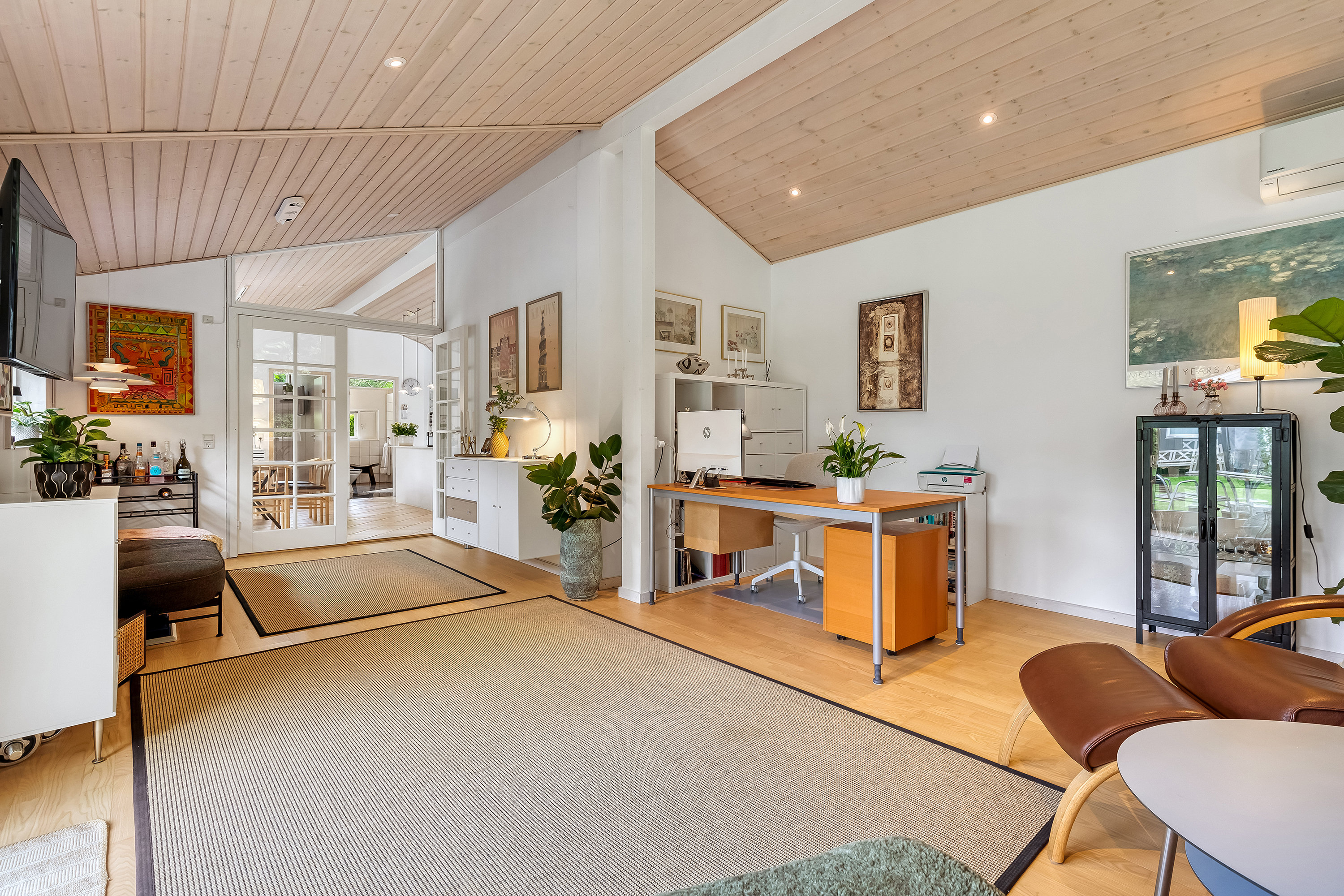 Fremhævet stue billede i fuldskærmstilstand. Billede af Frits Nielsens Vej 15, 3210 Vejby