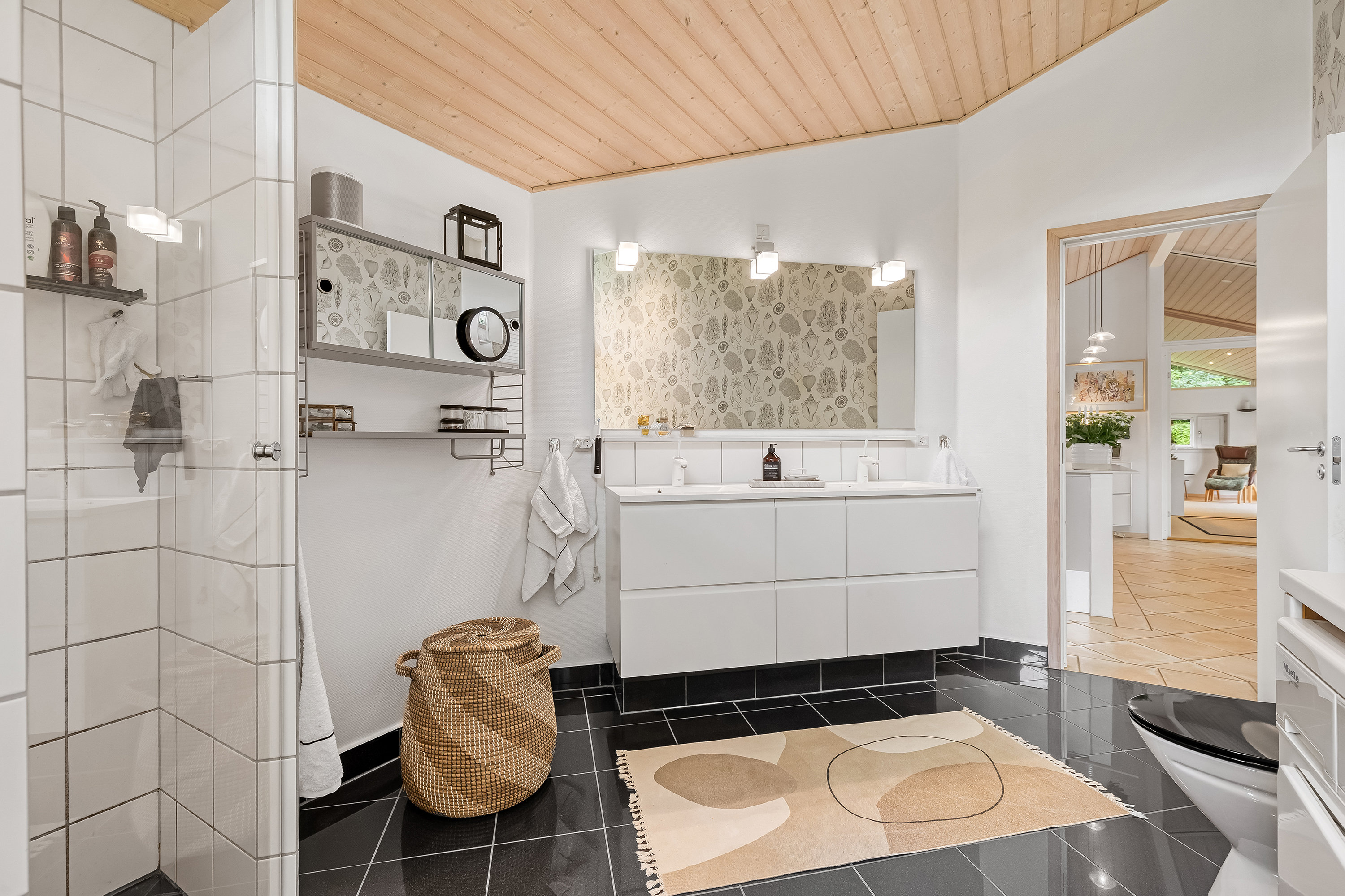 Fremhævet badeværelse billede i fuldskærmstilstand. Billede af Frits Nielsens Vej 15, 3210 Vejby