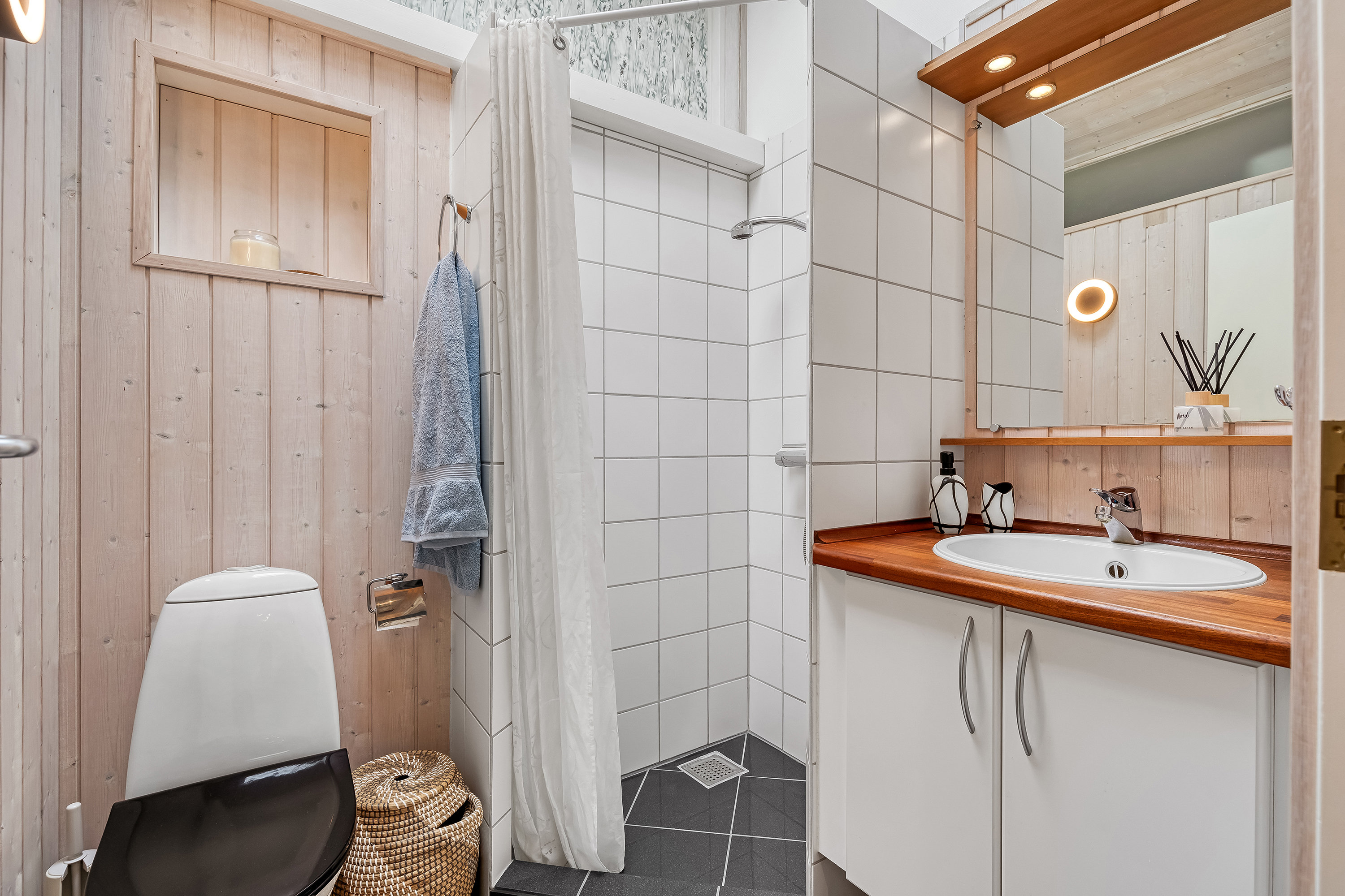 Fremhævet badeværelse billede i fuldskærmstilstand. Billede af Frits Nielsens Vej 15, 3210 Vejby