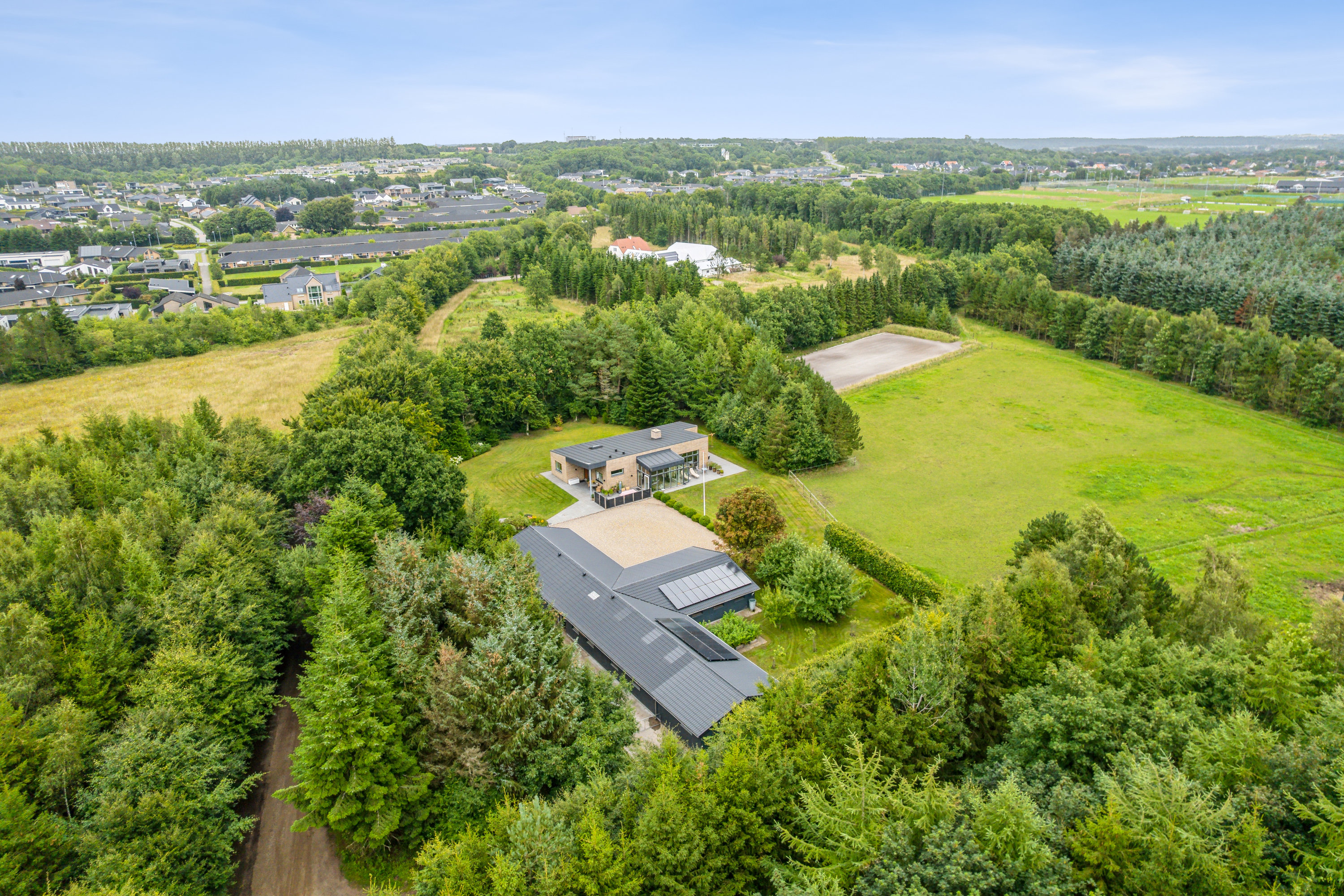 Fremhævet luftfoto billede i fuldskærmstilstand. Billede af Liseborgvej 45, 8800 Viborg