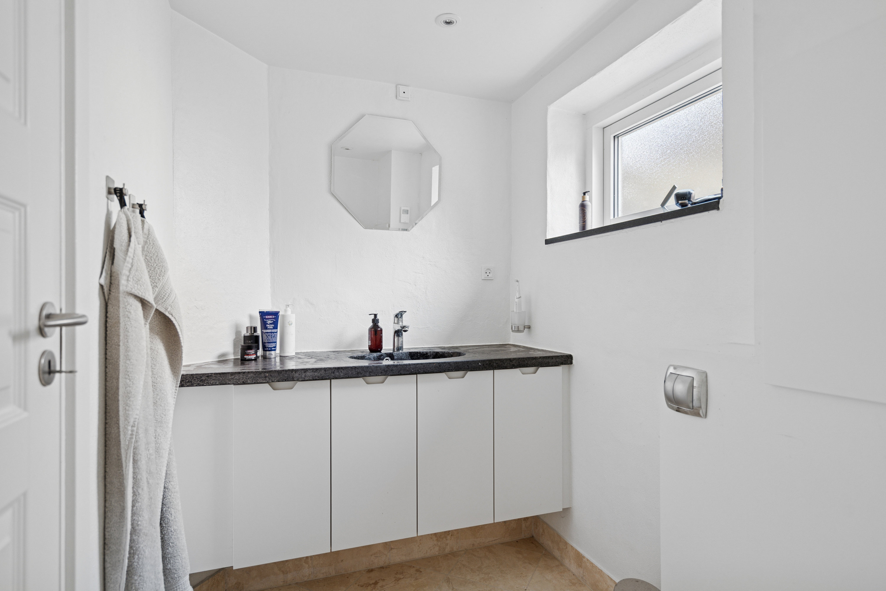 Fremhævet badeværelse billede i fuldskærmstilstand. Billede af Elme Alle 12, st.., 9000 Aalborg