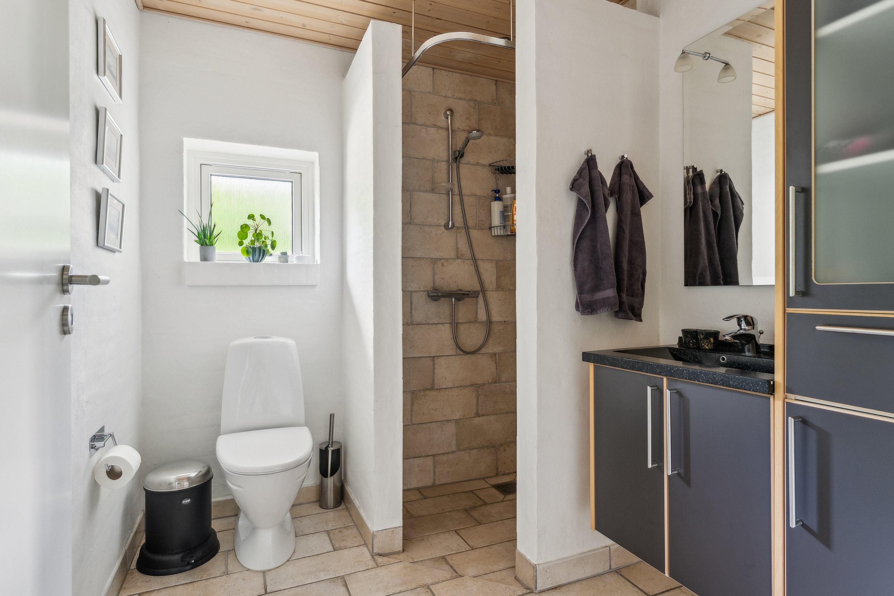 Fremhævet badeværelse billede i fuldskærmstilstand. Billede af Hindbærvej 18, 8840 Rødkærsbro