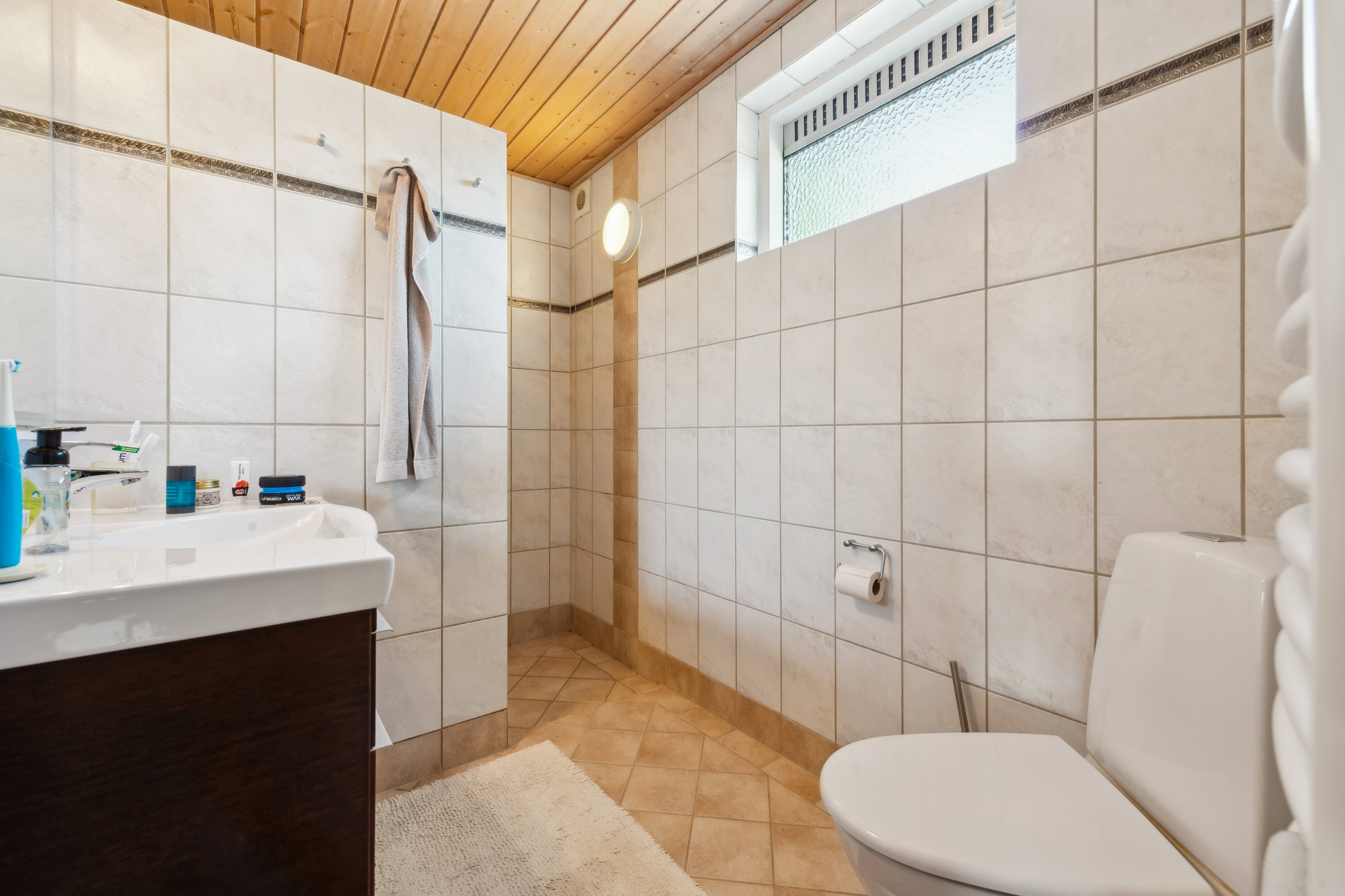 Fremhævet badeværelse billede i fuldskærmstilstand. Billede af Brydeholm 3, 2670 Greve