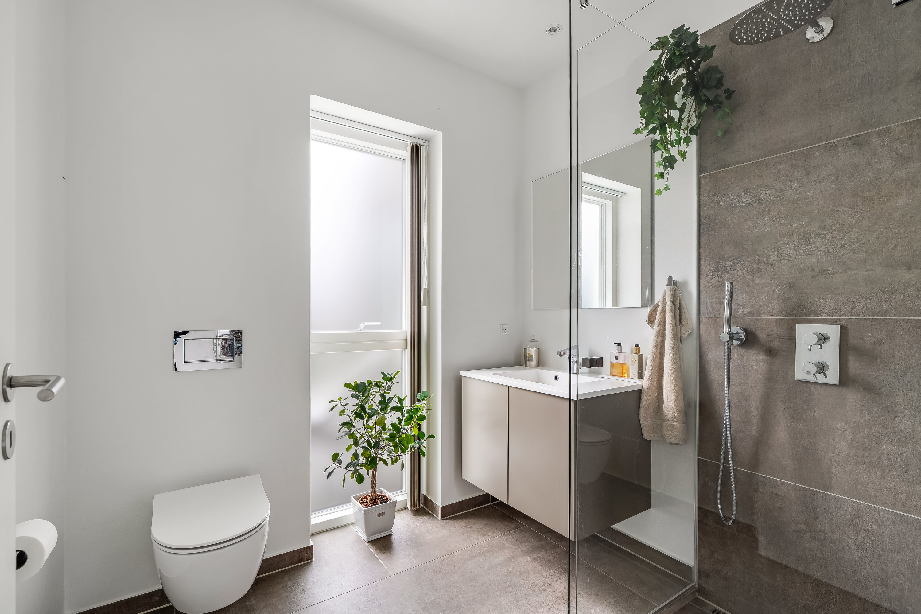 Fremhævet toilet billede i fuldskærmstilstand. Billede af Sangagervej 13, Alsønderup, 3400 Hillerød