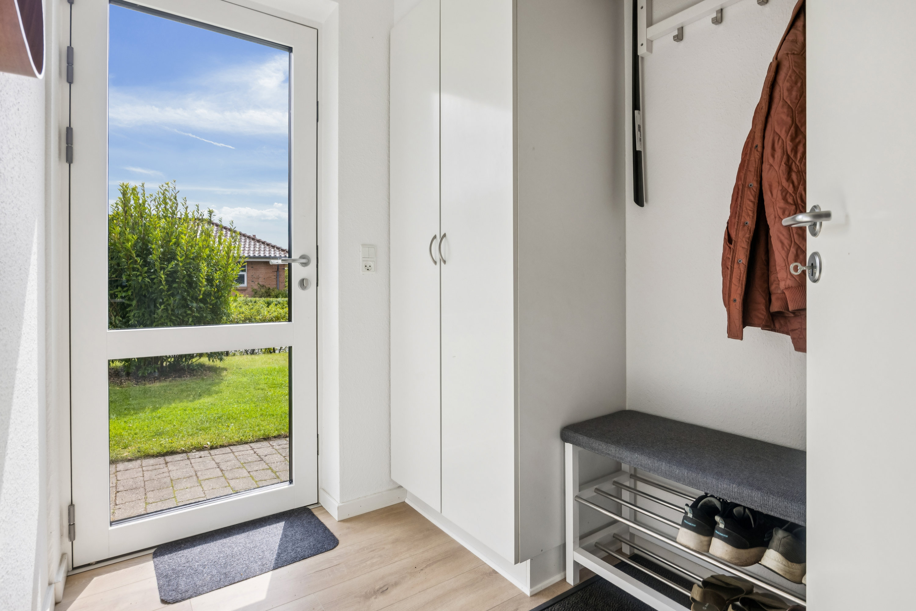 Fremhævet entré billede i fuldskærmstilstand. Billede af Granvænget 16, 8990 Fårup