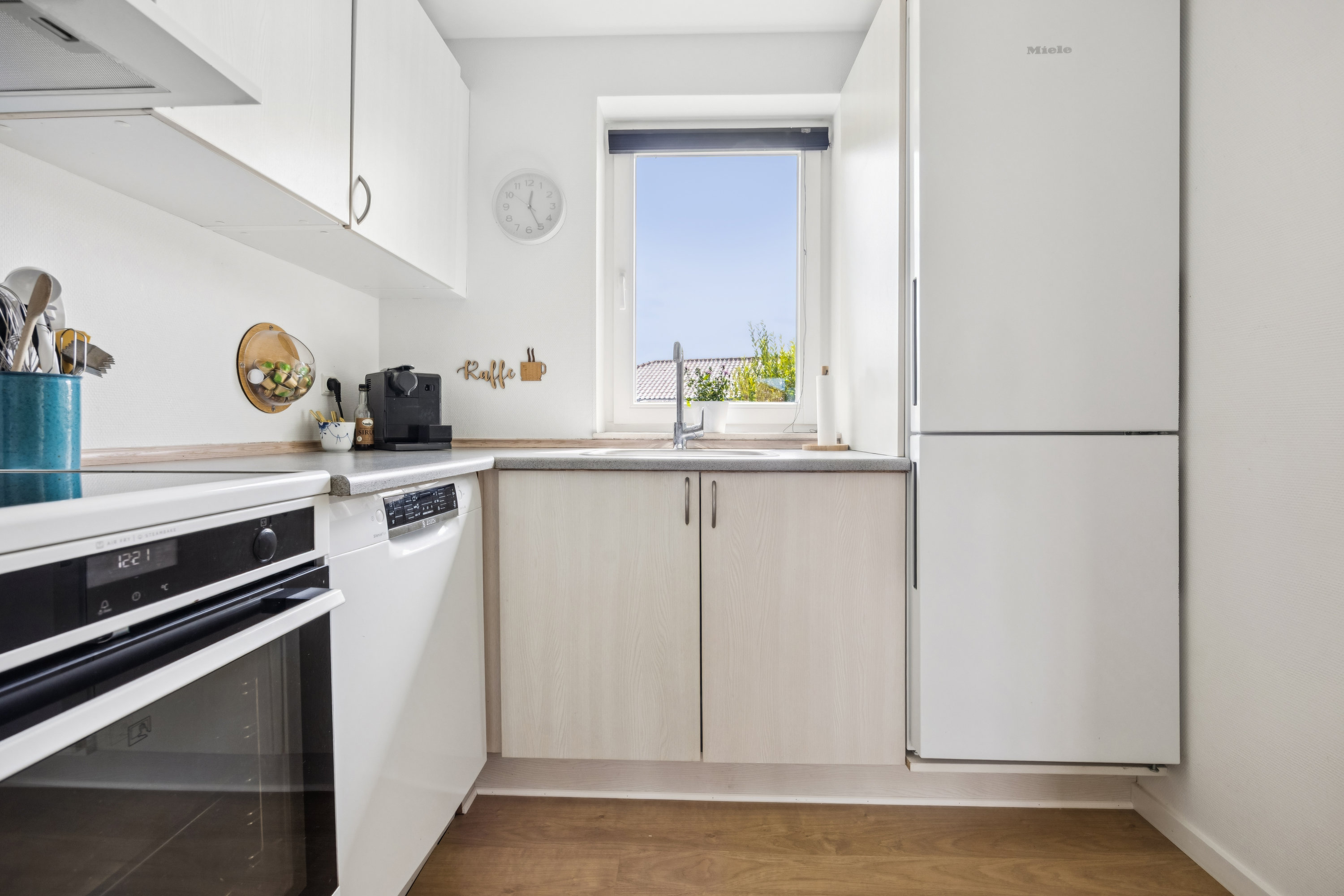 Fremhævet køkken billede i fuldskærmstilstand. Billede af Granvænget 16, 8990 Fårup