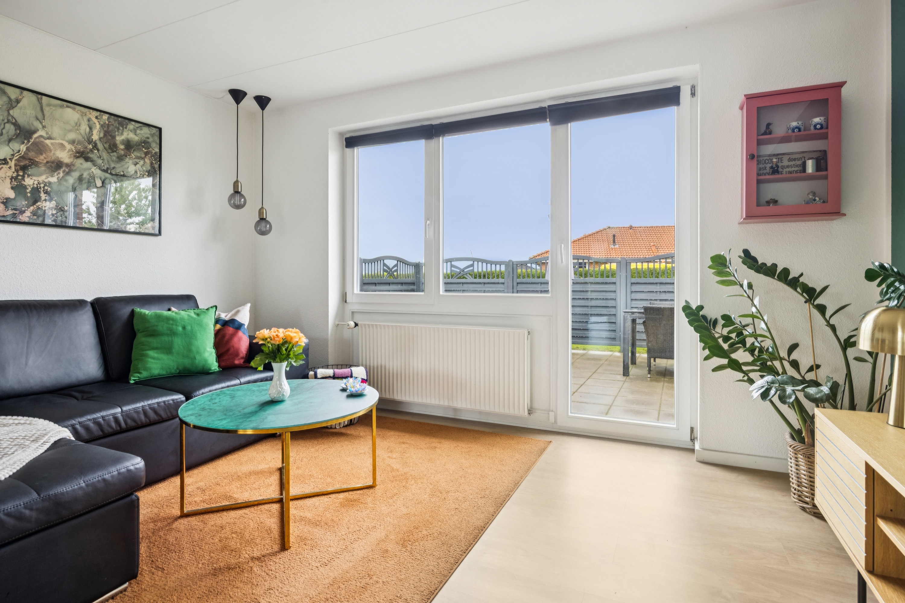 Fremhævet stue billede i fuldskærmstilstand. Billede af Granvænget 16, 8990 Fårup