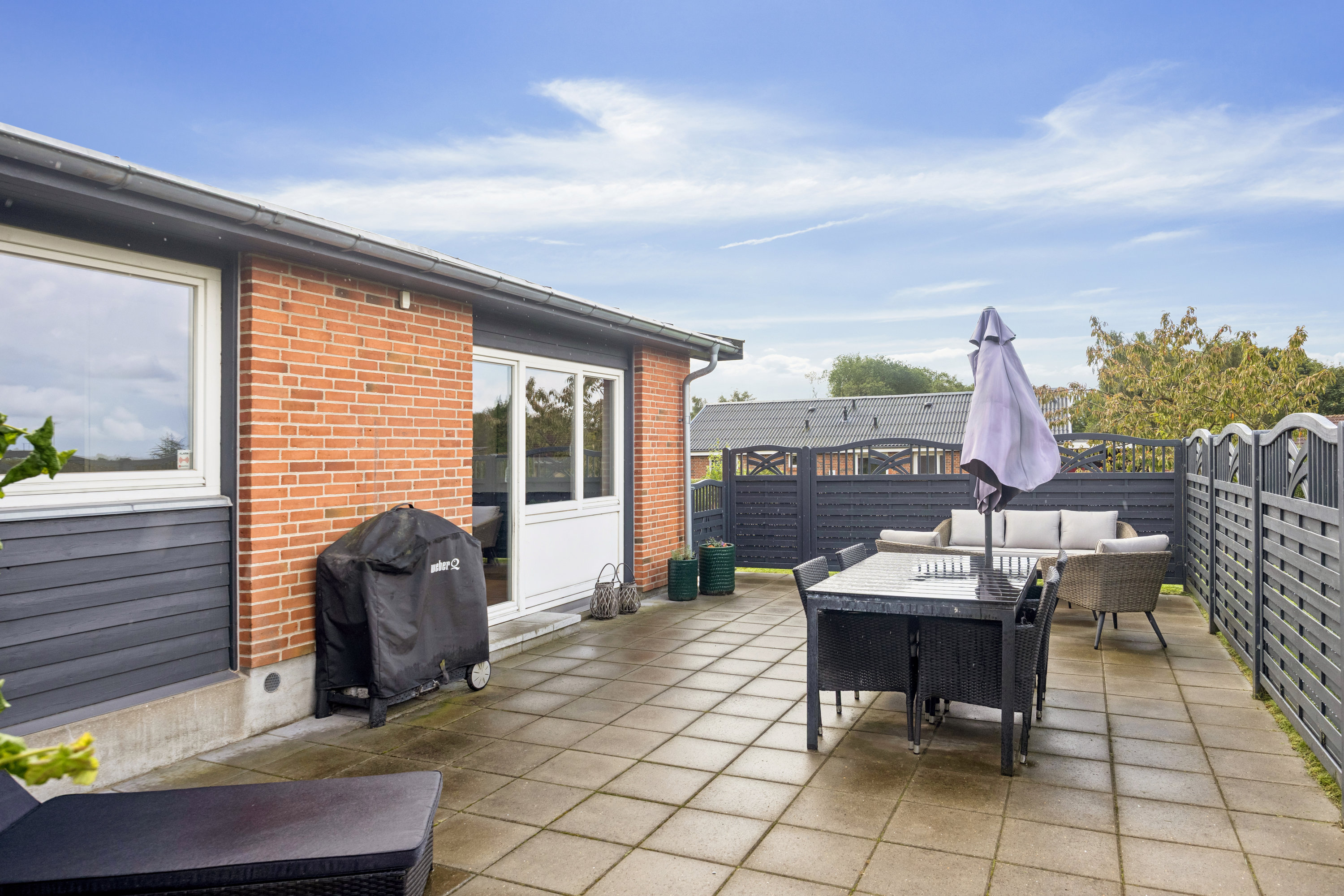 Fremhævet terrasse billede i fuldskærmstilstand. Billede af Granvænget 16, 8990 Fårup