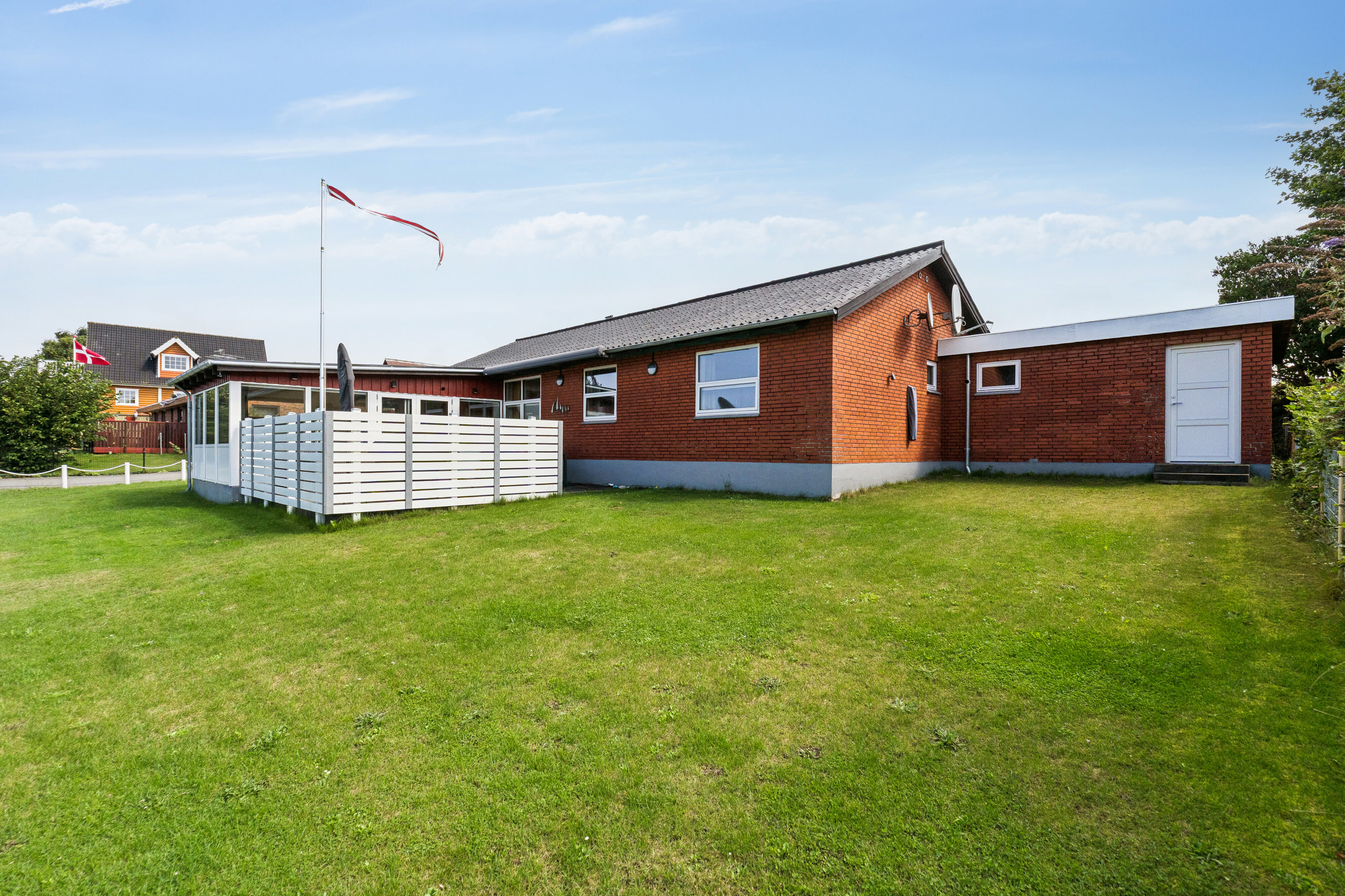 Fremhævet set fra haven billede i fuldskærmstilstand. Billede af Bakkevej 3, 5935 Bagenkop