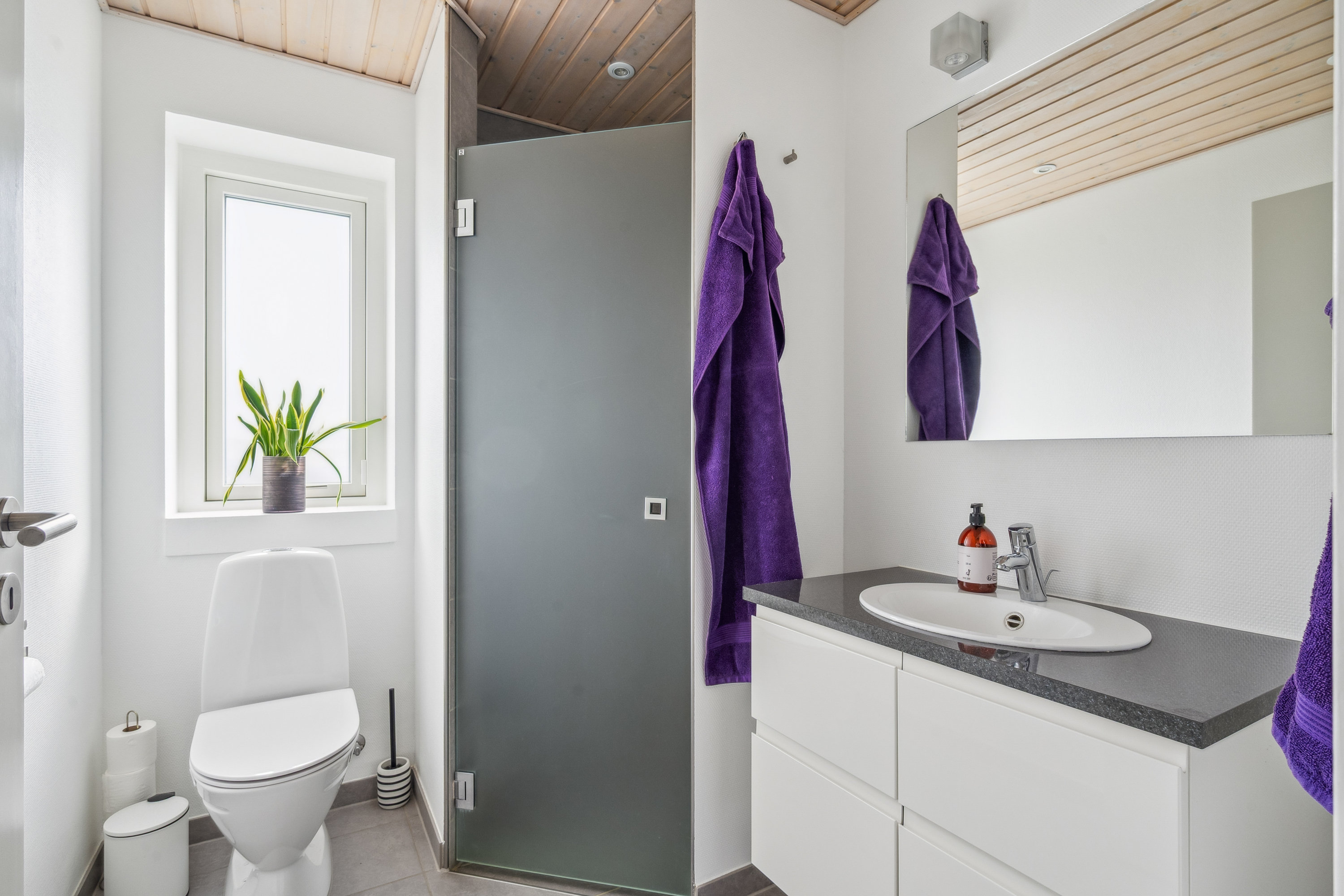 Fremhævet badeværelse billede i fuldskærmstilstand. Billede af Egå Møllevej 160, 8250 Egå