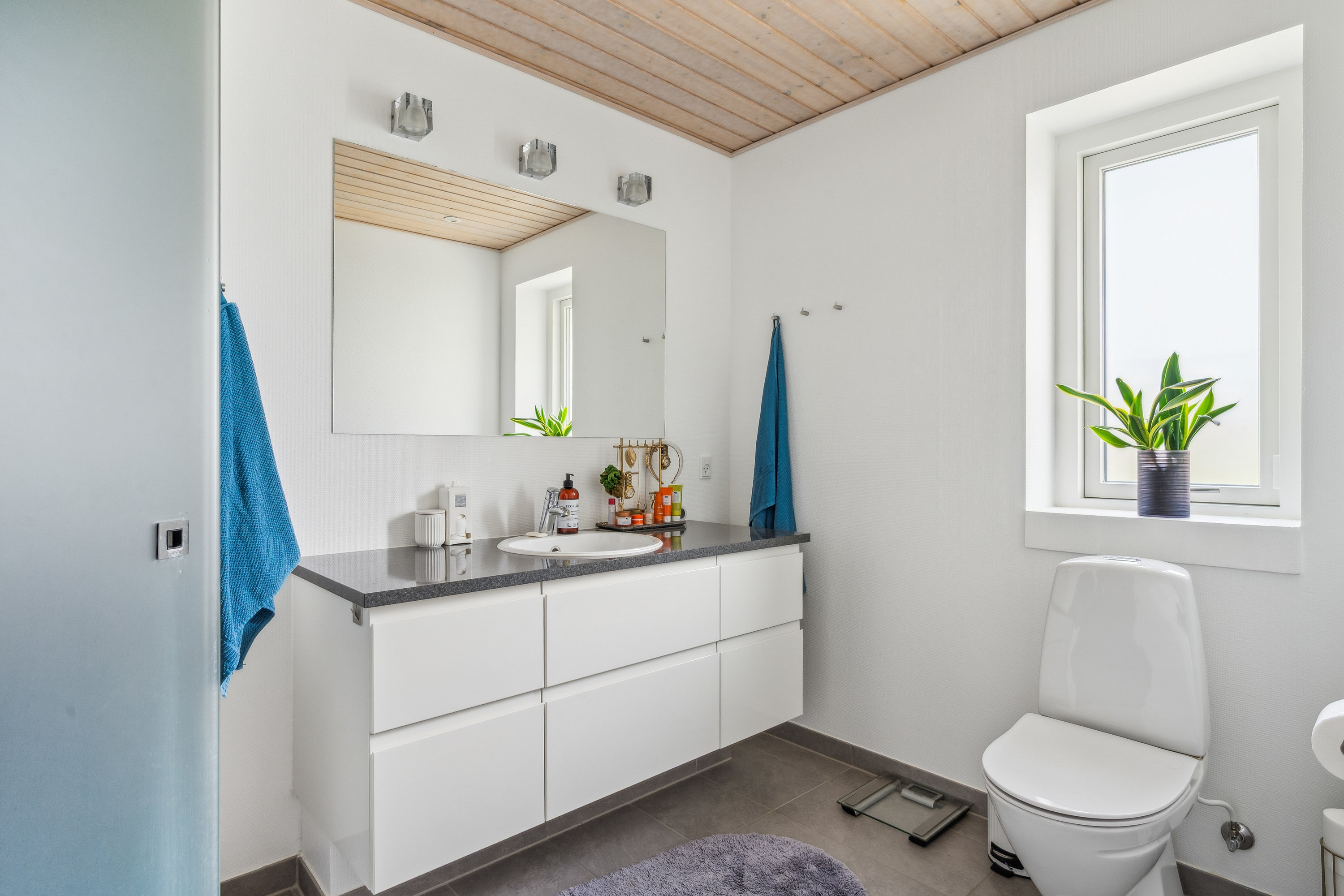 Fremhævet badeværelse billede i fuldskærmstilstand. Billede af Egå Møllevej 160, 8250 Egå