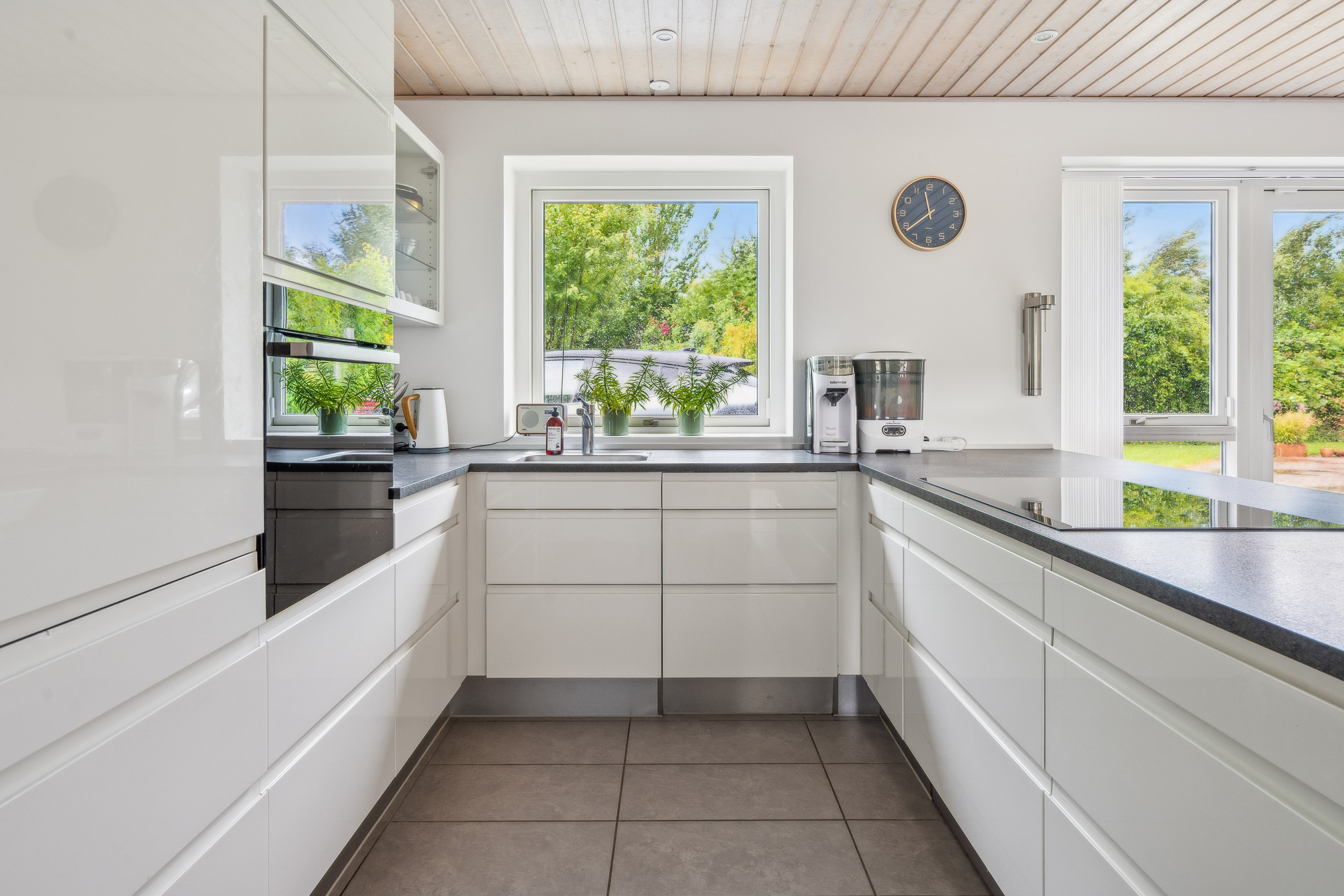 Fremhævet køkken billede i fuldskærmstilstand. Billede af Egå Møllevej 160, 8250 Egå