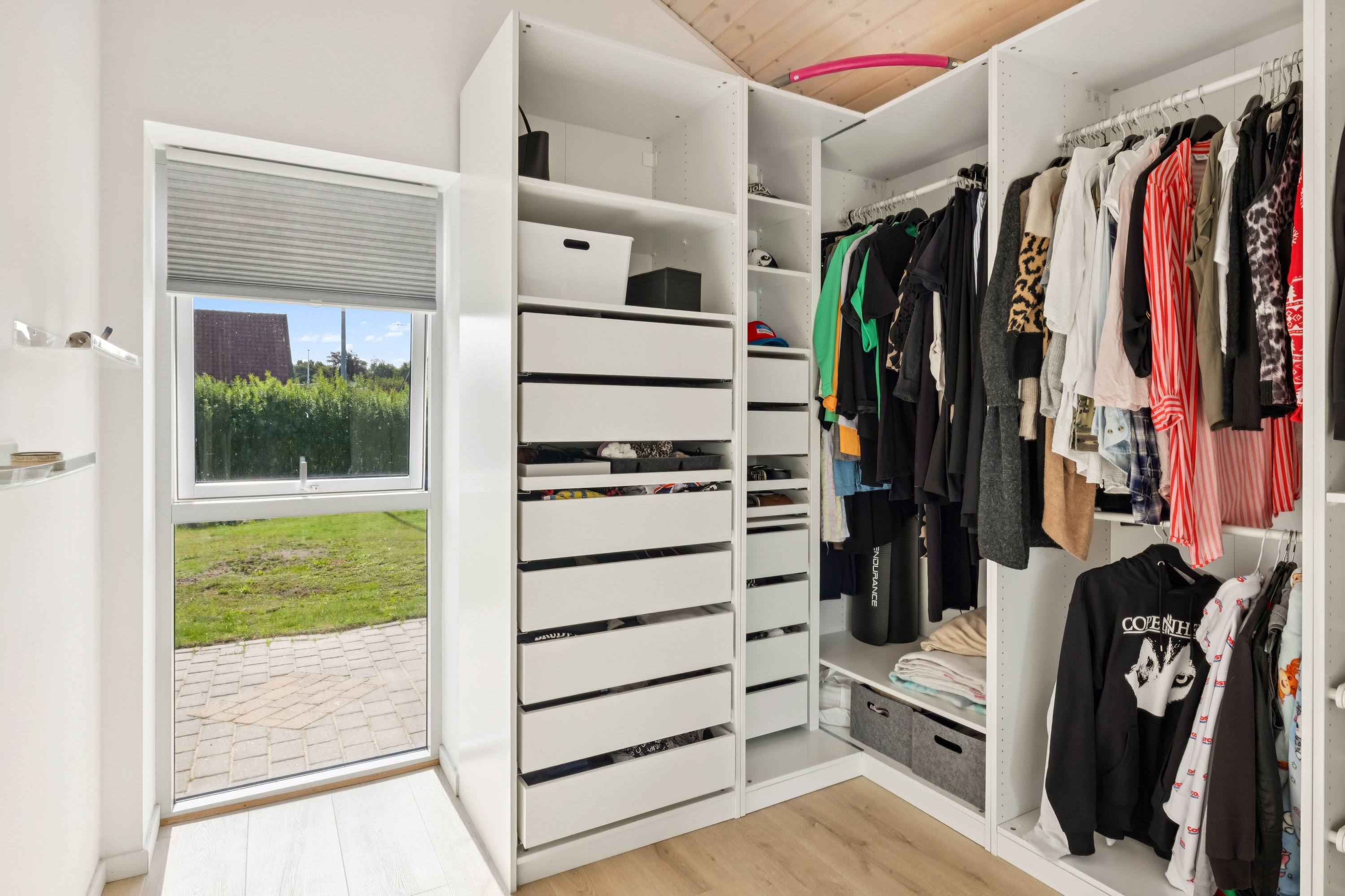 Fremhævet walkin closet billede i fuldskærmstilstand. Billede af Fasanvej 1B, Thorsager, 8410 Rønde