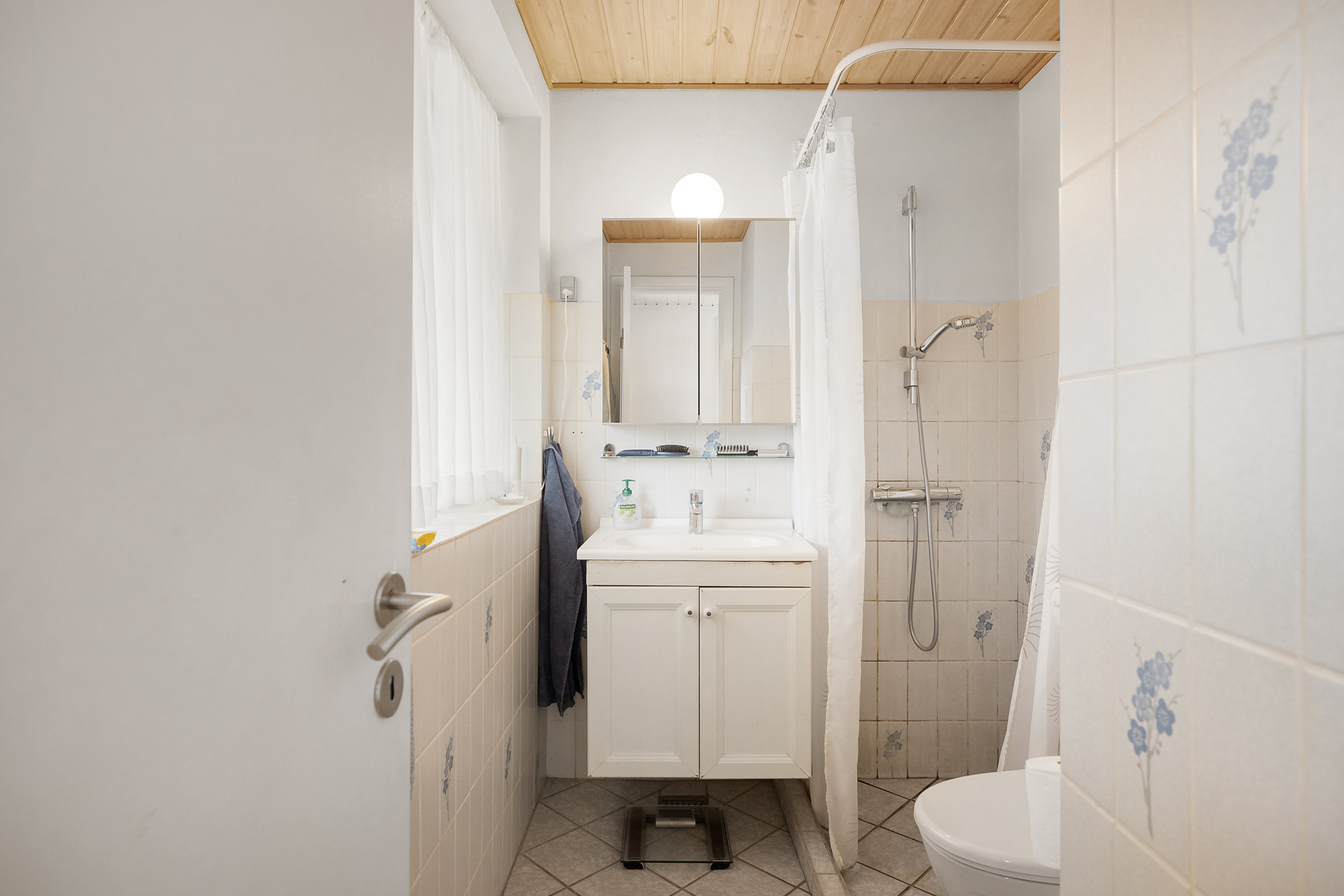 Fremhævet badeværelse billede i fuldskærmstilstand. Billede af Risdalsvej 17, 8260 Viby J