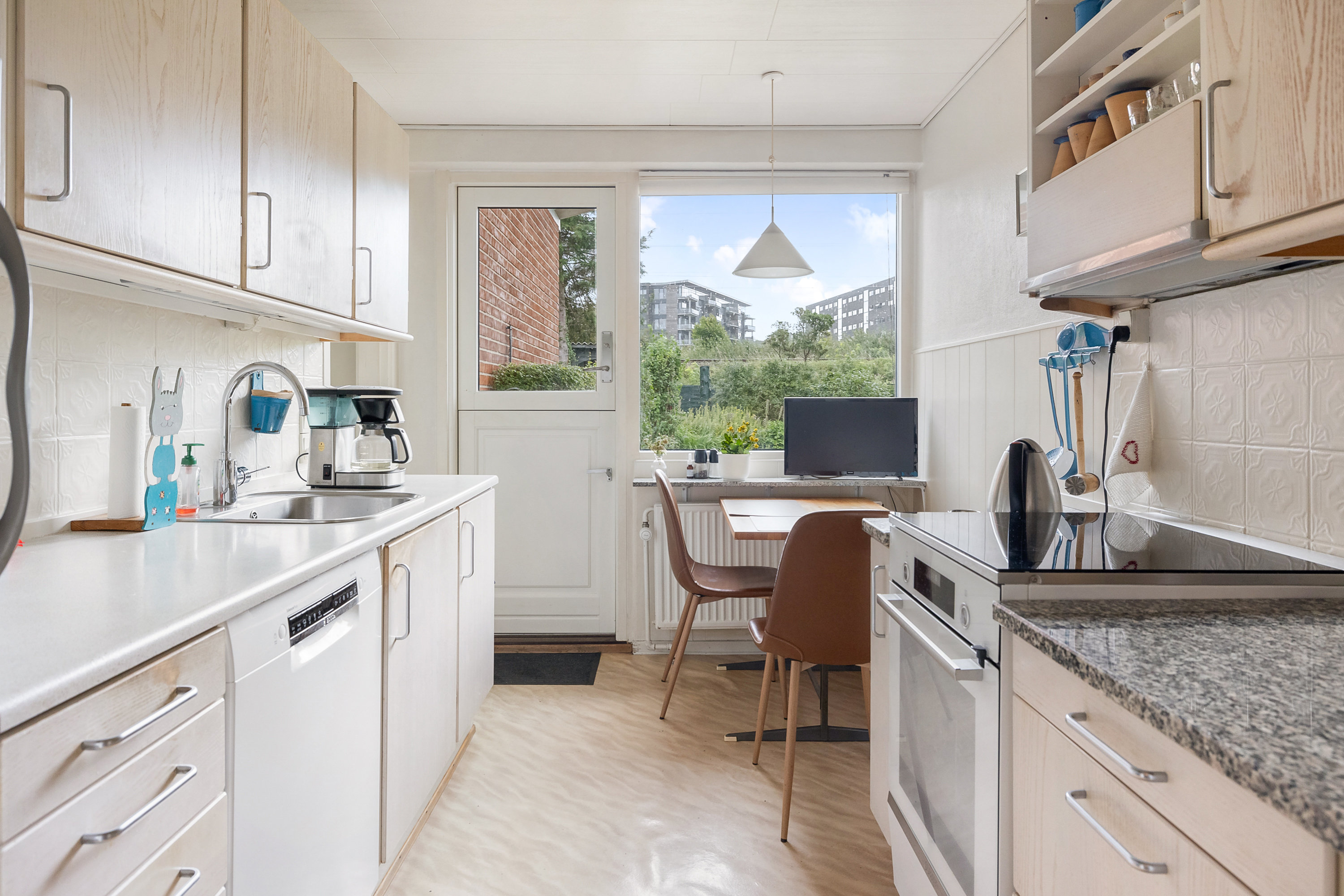 Fremhævet køkken billede i fuldskærmstilstand. Billede af Risdalsvej 17, 8260 Viby J