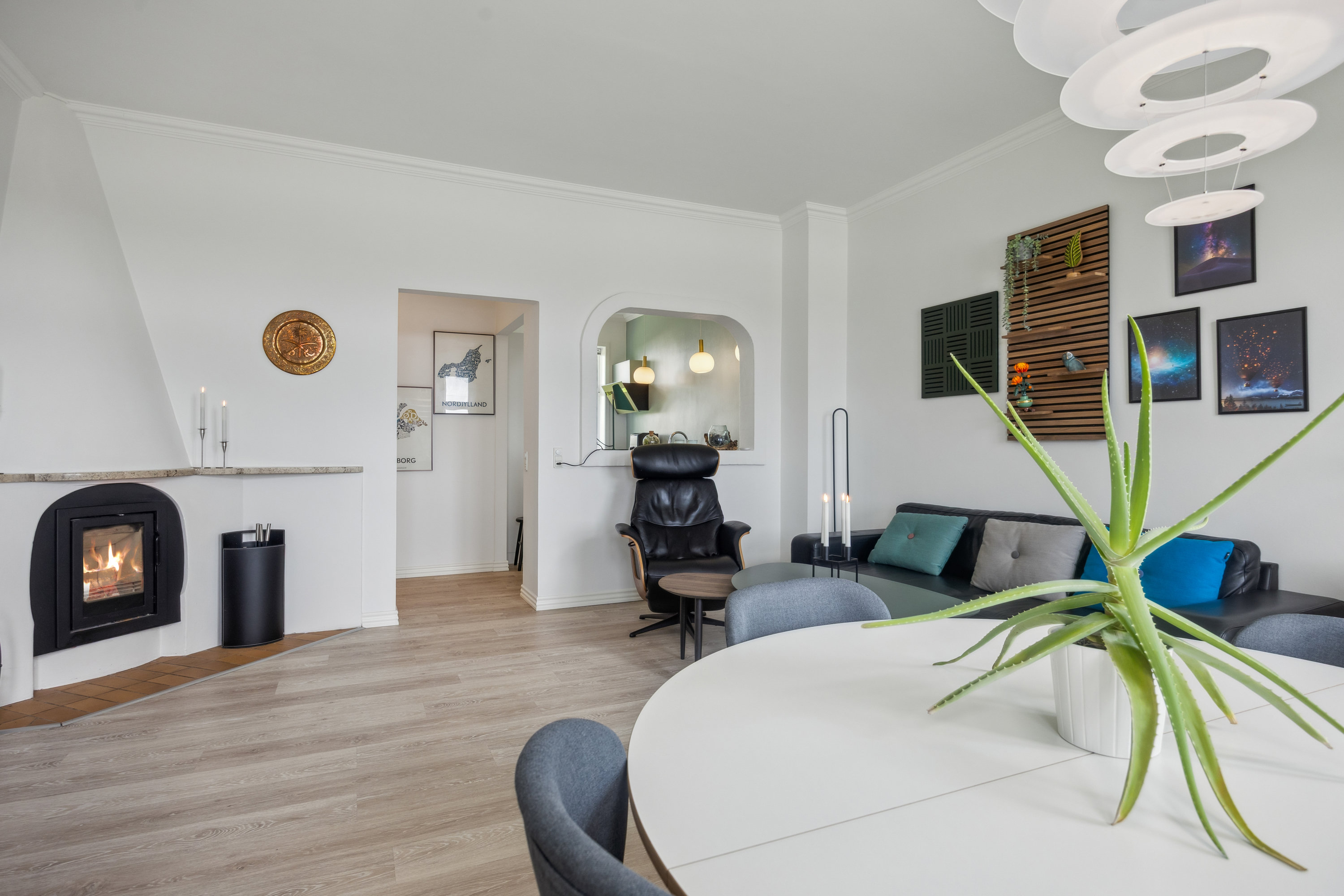 Fremhævet stue billede i fuldskærmstilstand. Billede af Gugvej 125A, st.., Gug, 9210 Aalborg SØ