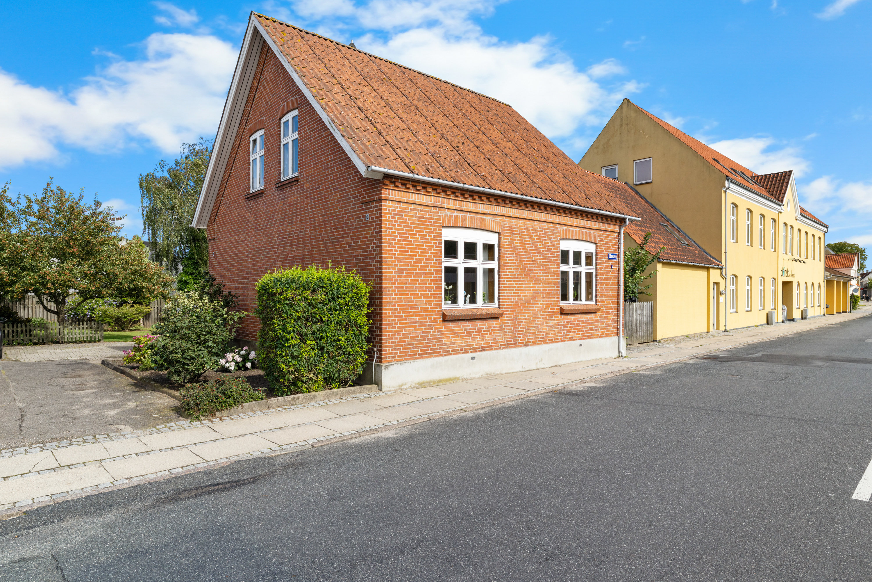 Fremhævet facade billede i fuldskærmstilstand. Billede af Odensevej 2, 5600 Faaborg