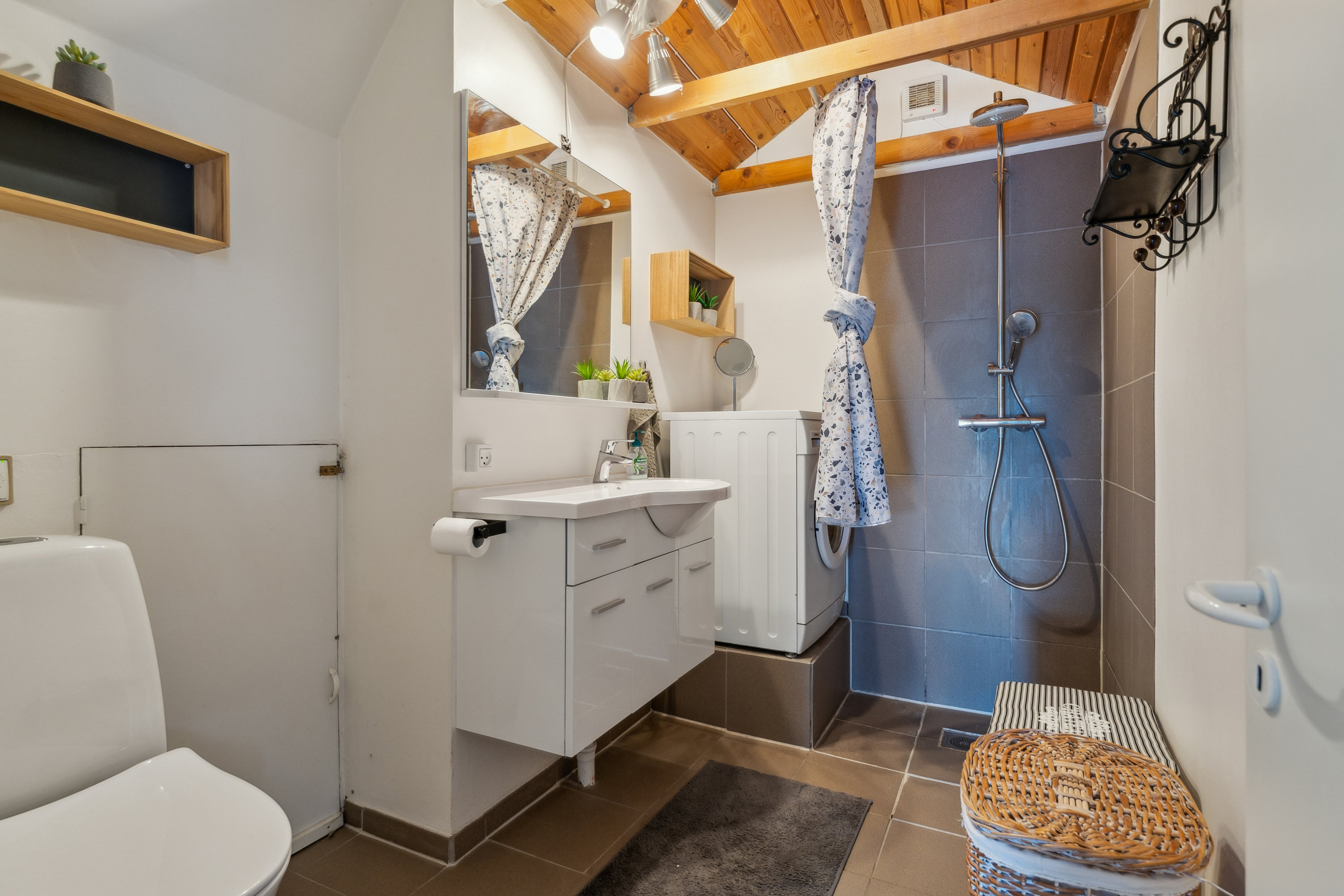 Fremhævet badeværelse billede i fuldskærmstilstand. Billede af Rylevej 4, Hjarbæk, 8831 Løgstrup