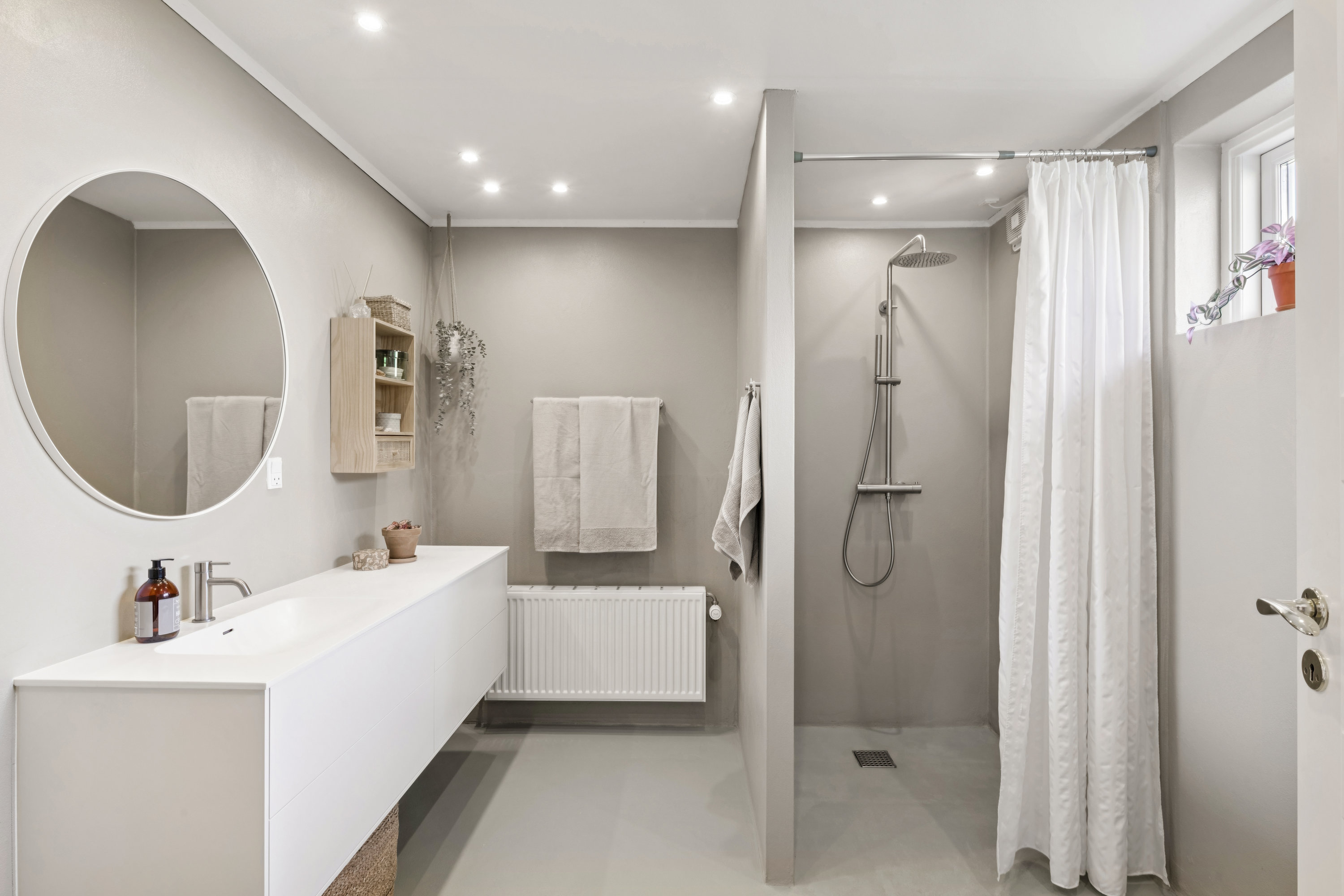 Fremhævet badeværelse billede i fuldskærmstilstand. Billede af Solvænget 31, 2791 Dragør