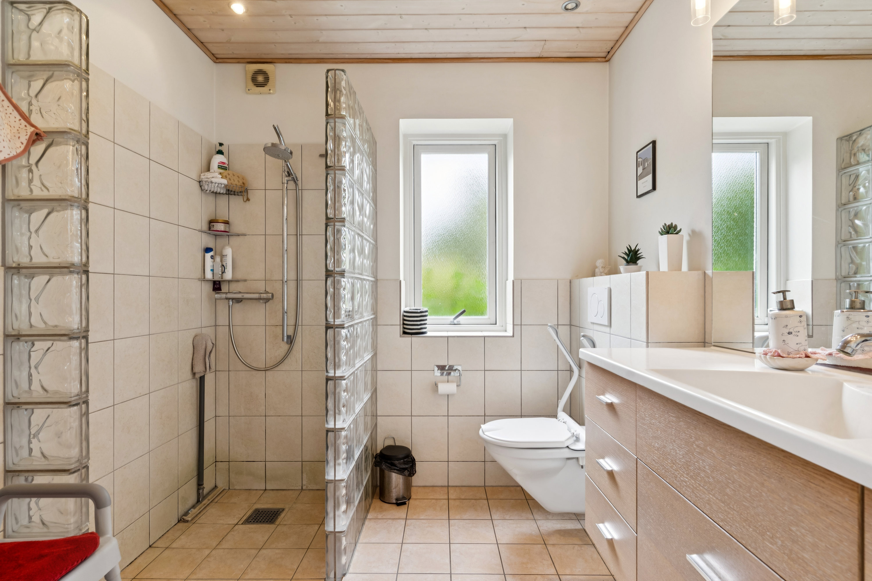 Fremhævet badeværelse billede i fuldskærmstilstand. Billede af Køllegårdsvej 36, 2730 Herlev