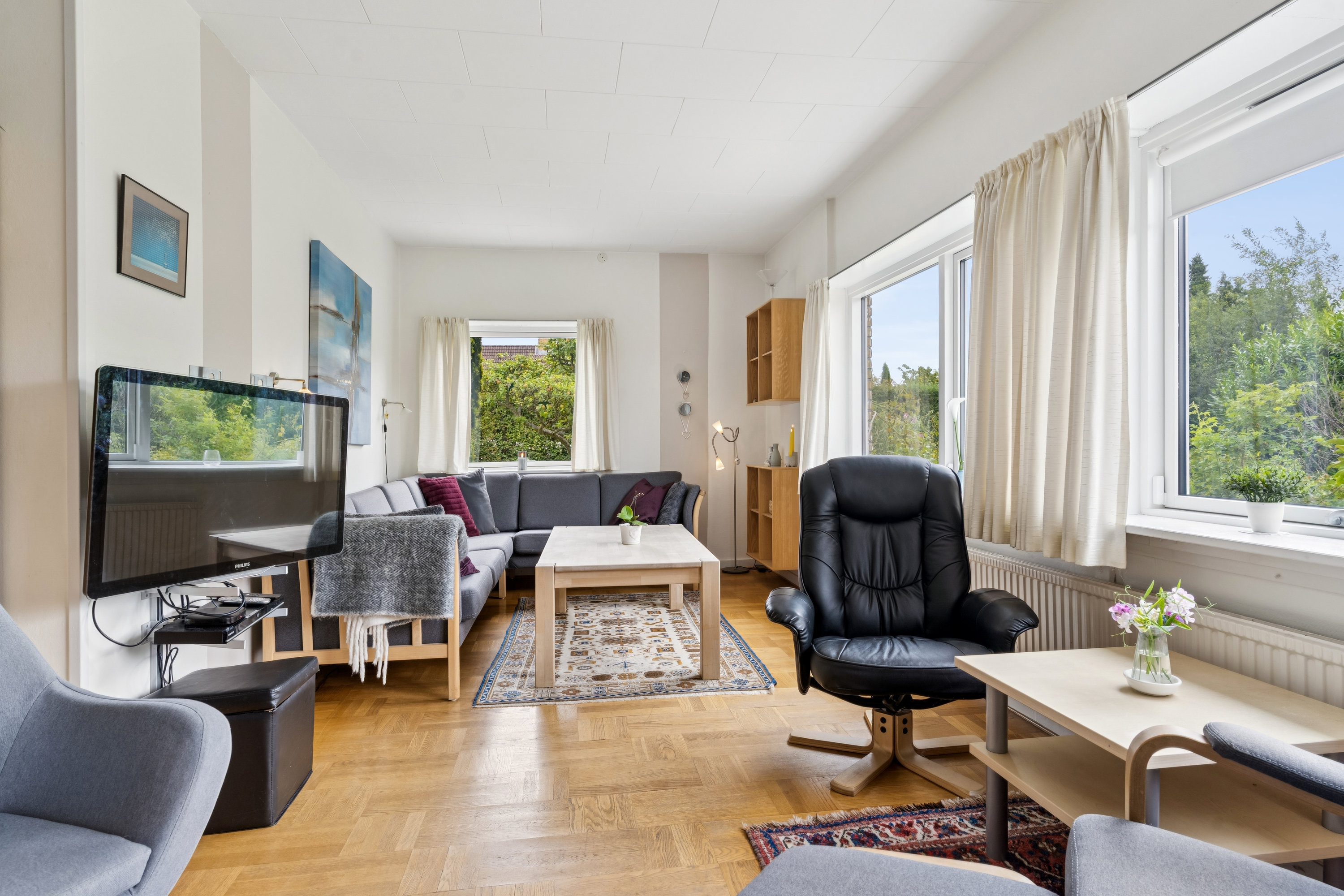 Fremhævet stue billede i fuldskærmstilstand. Billede af Køllegårdsvej 36, 2730 Herlev