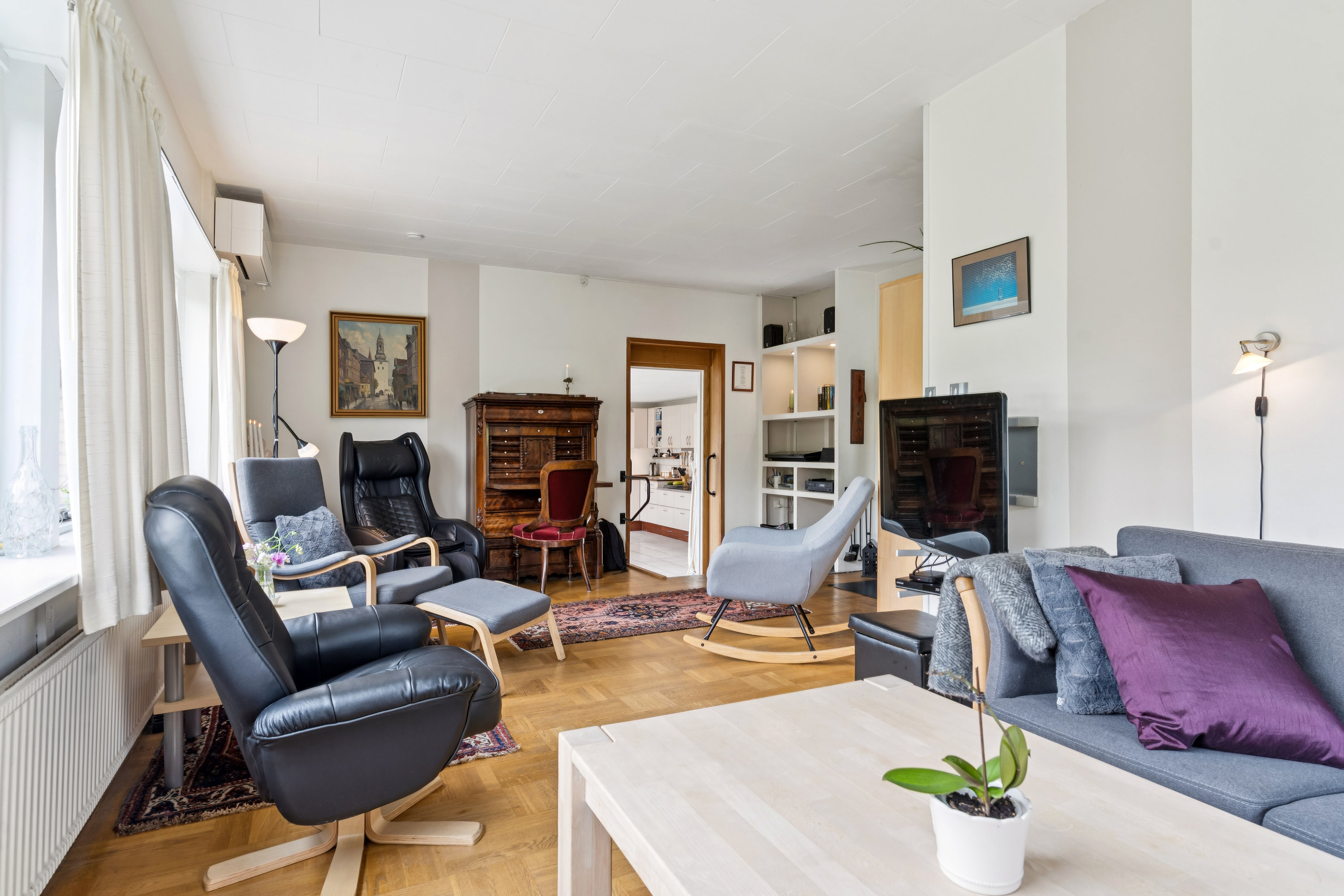 Fremhævet stue billede i fuldskærmstilstand. Billede af Køllegårdsvej 36, 2730 Herlev