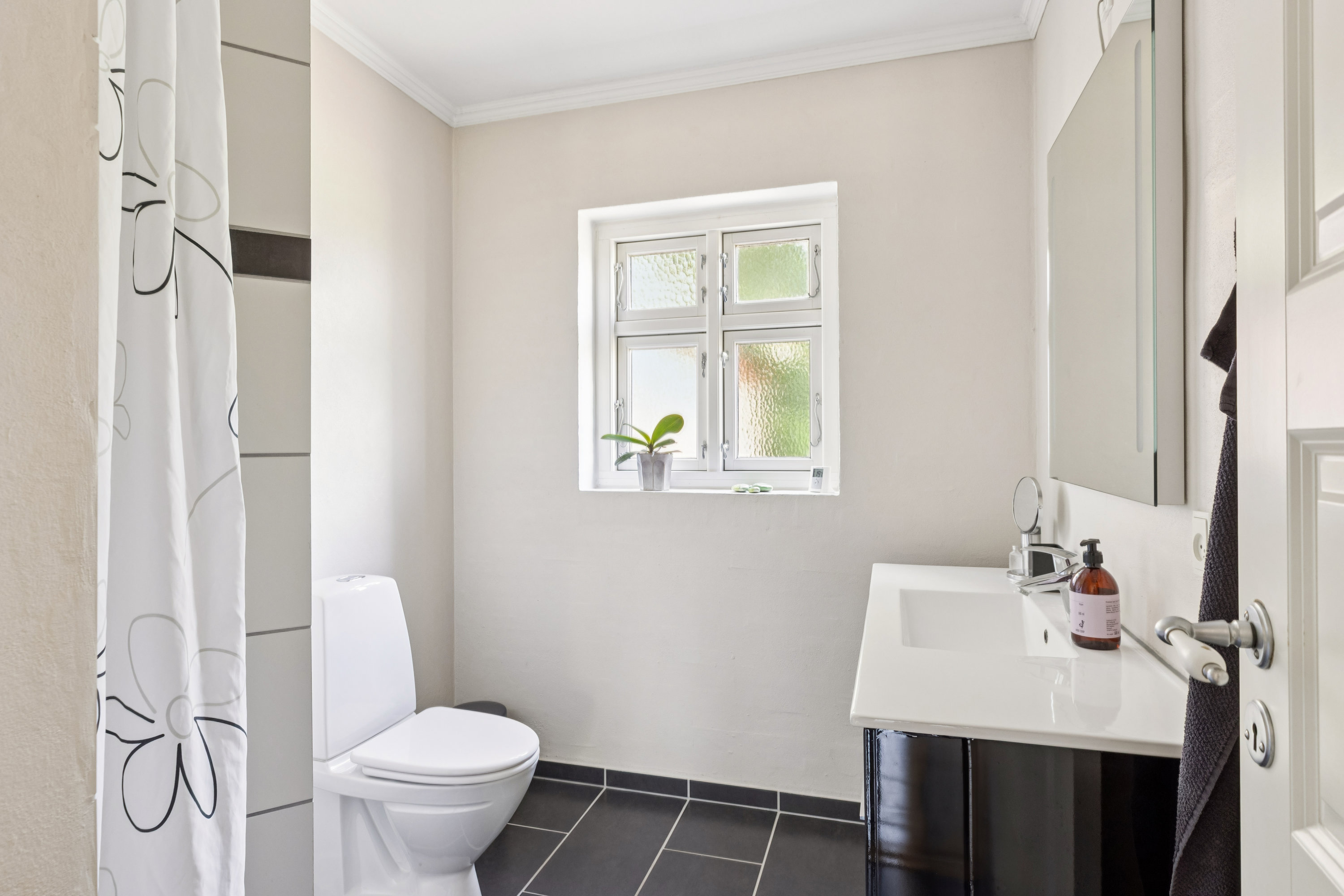 Fremhævet badeværelse billede i fuldskærmstilstand. Billede af Haderslevvej 91, 6760 Ribe