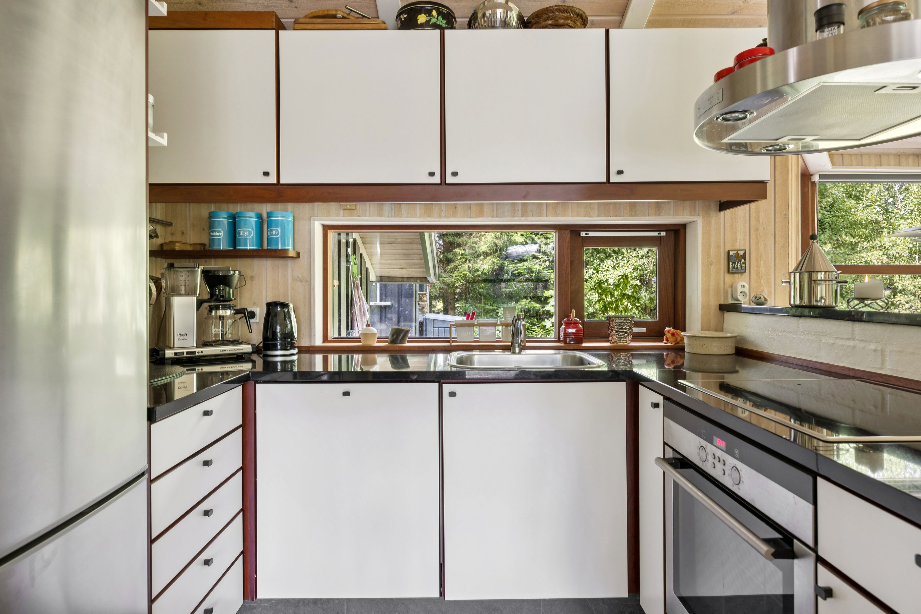 Fremhævet køkken billede i fuldskærmstilstand. Billede af Sivsangervej 10, Fuglslev, 8400 Ebeltoft