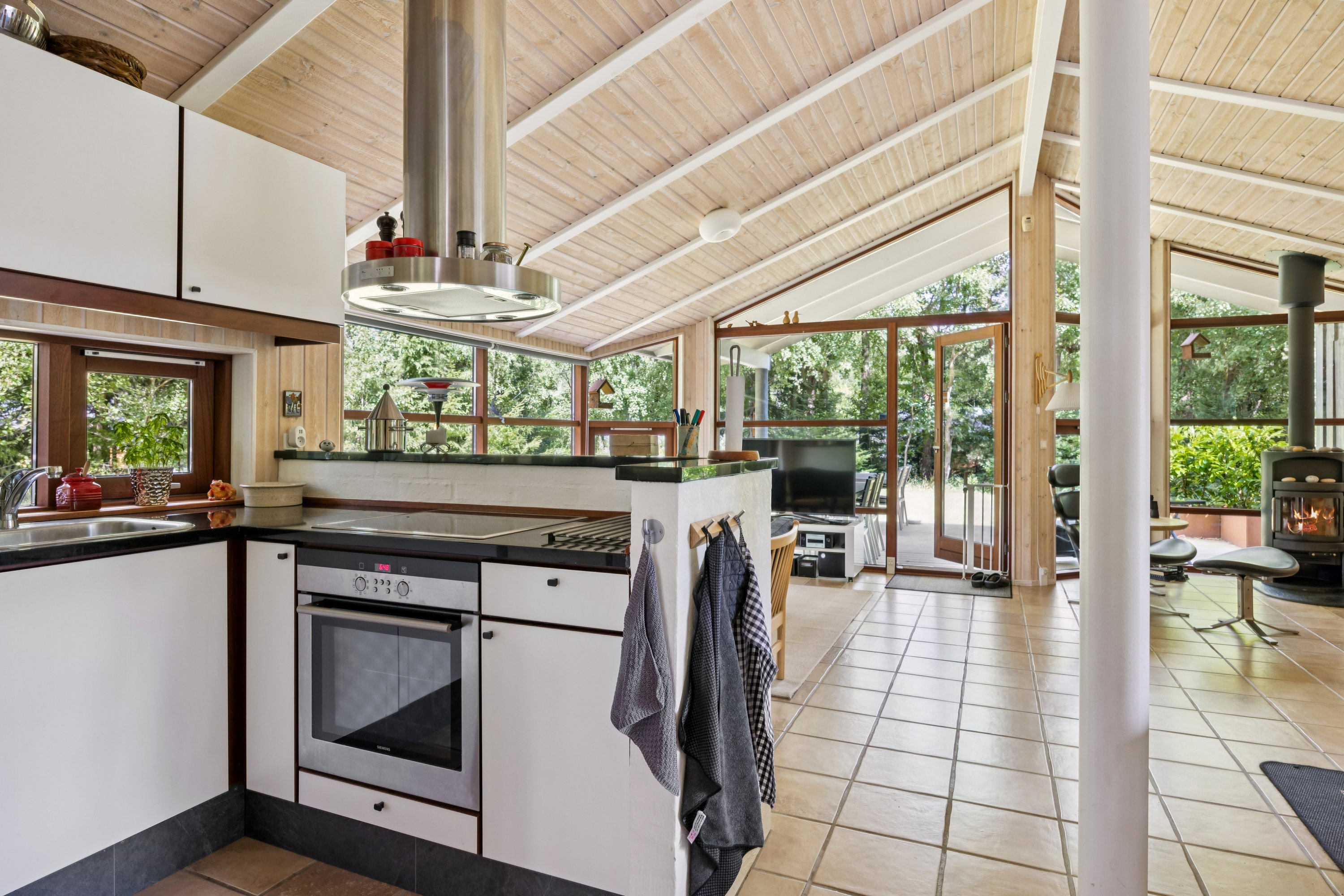 Fremhævet køkken billede i fuldskærmstilstand. Billede af Sivsangervej 10, Fuglslev, 8400 Ebeltoft